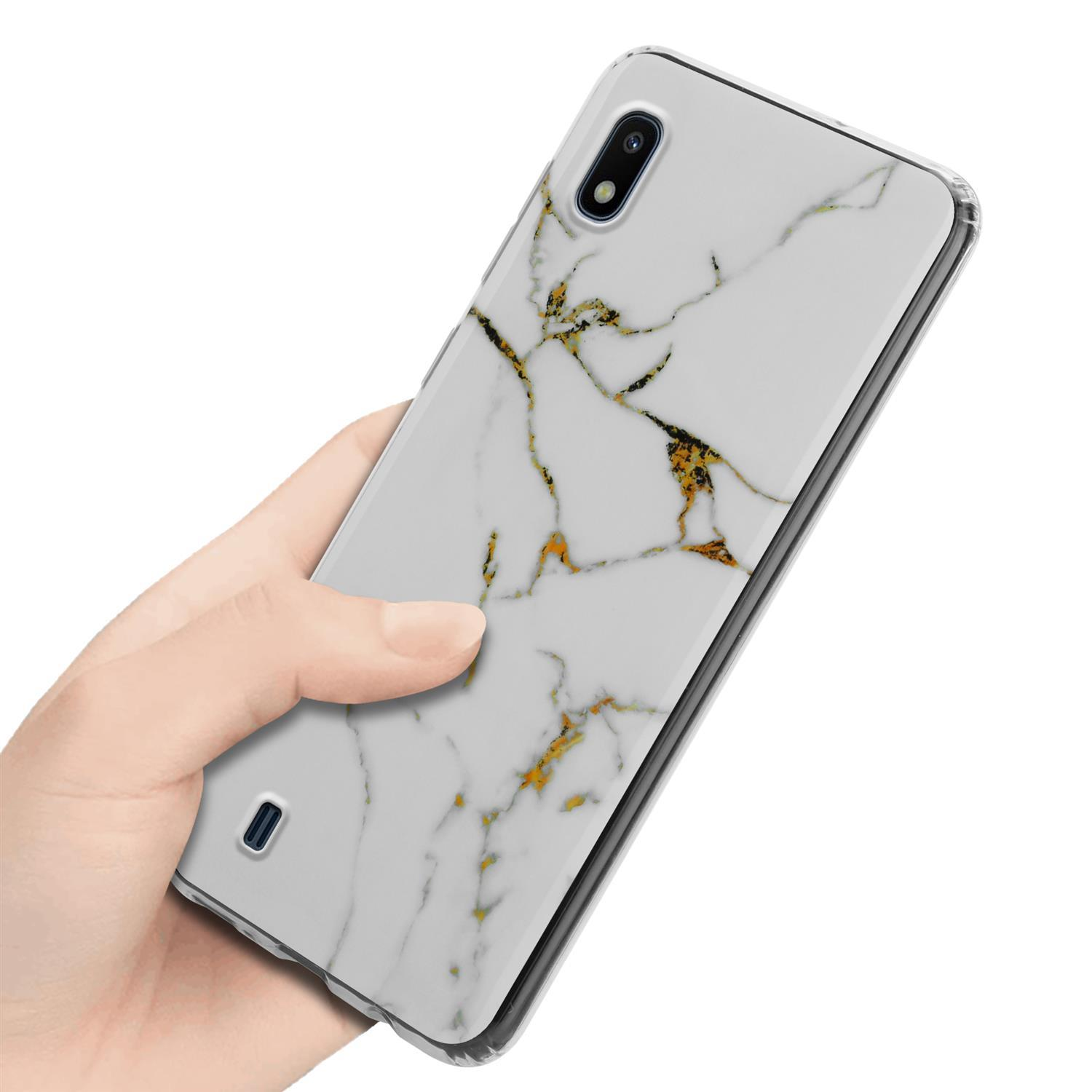 Mano che tiene un telefono con una custodia in marmo bianco. La custodia ha venature dorate.