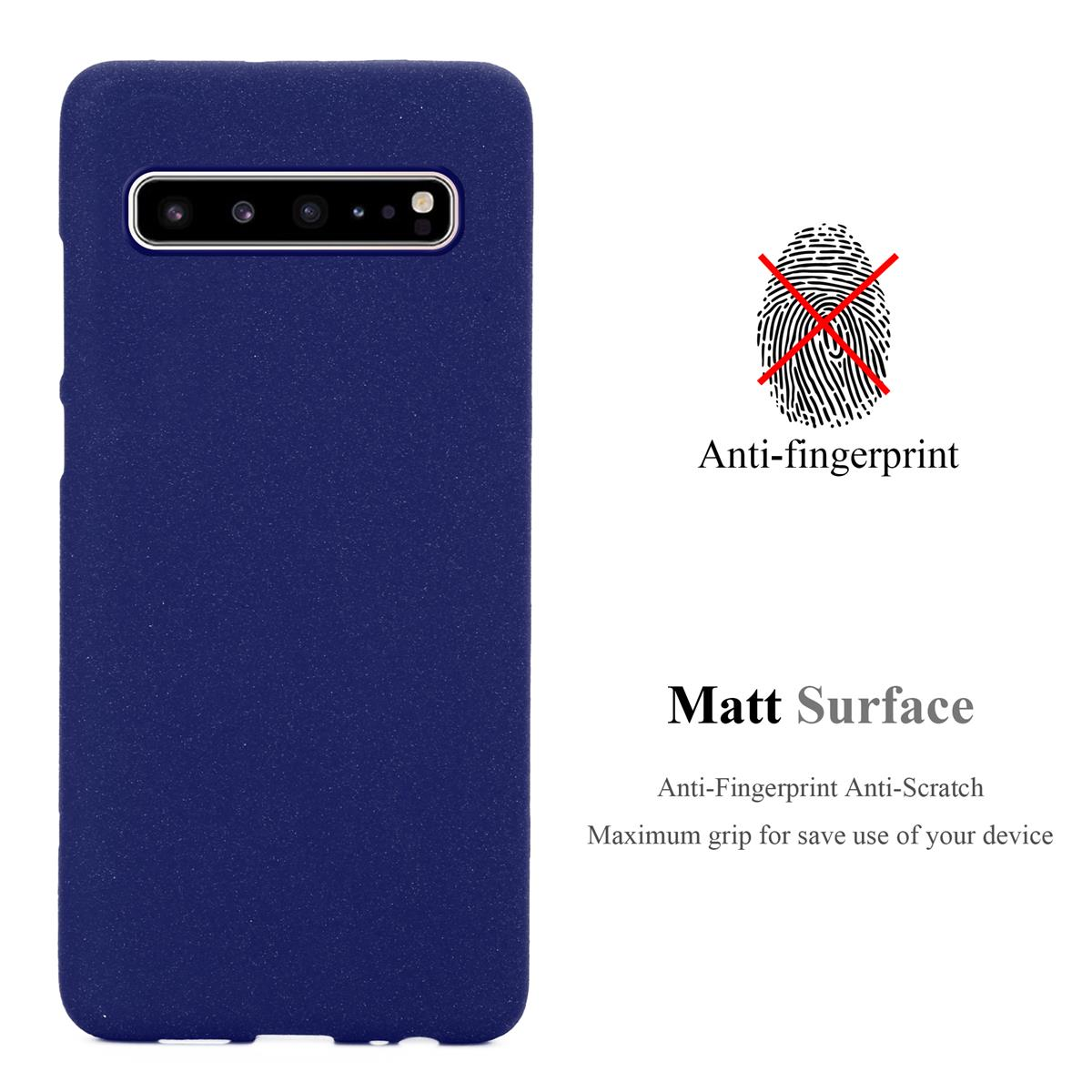 Custodia per telefono blu scuro. Funzionalità visibili: fotocamera e pulsanti. Testo anti-impronta e presa.