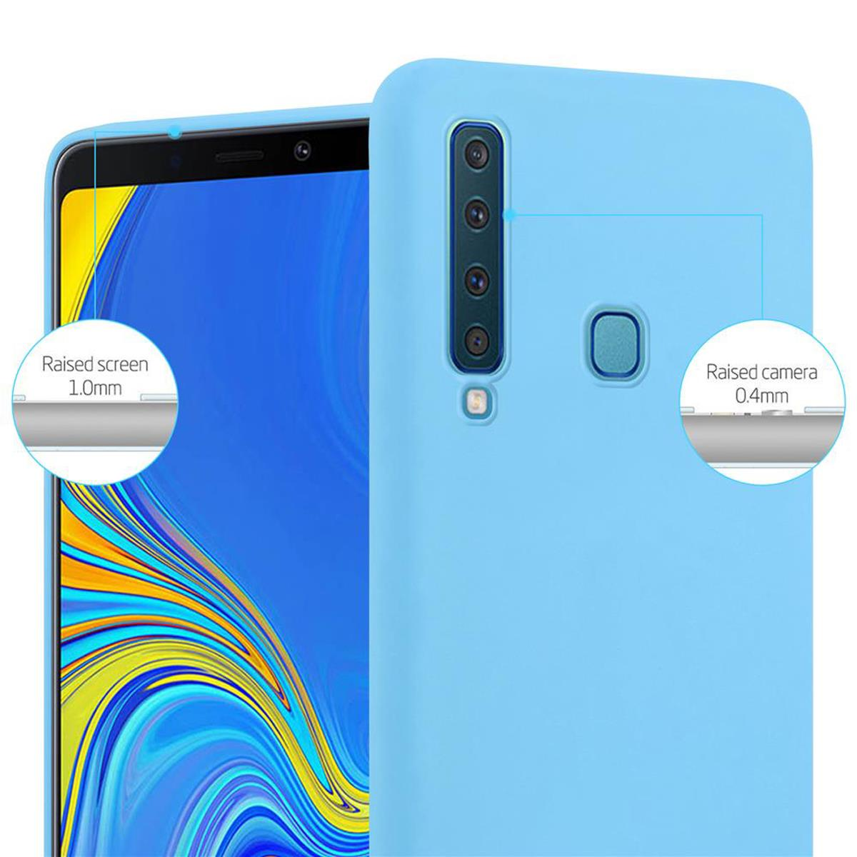 Custodia per telefono azzurra. La custodia ha un bordo rialzato per schermo e fotocamera. Il telefono è dentro.