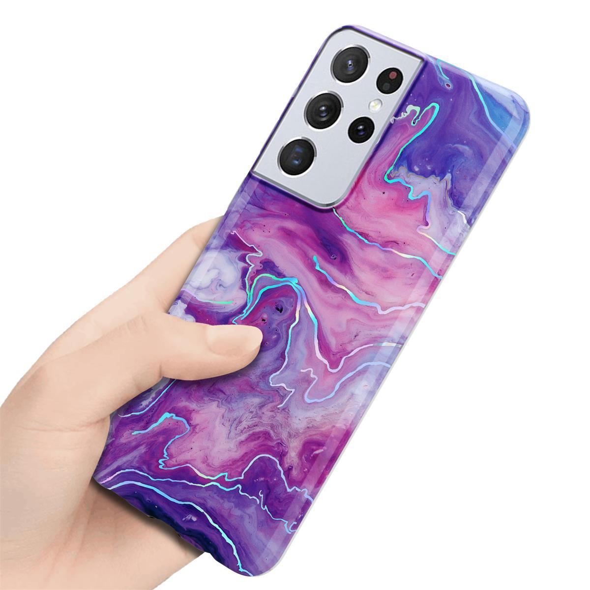 Mano che tiene una custodia per telefono con un design marmorizzato viola, rosa e blu.