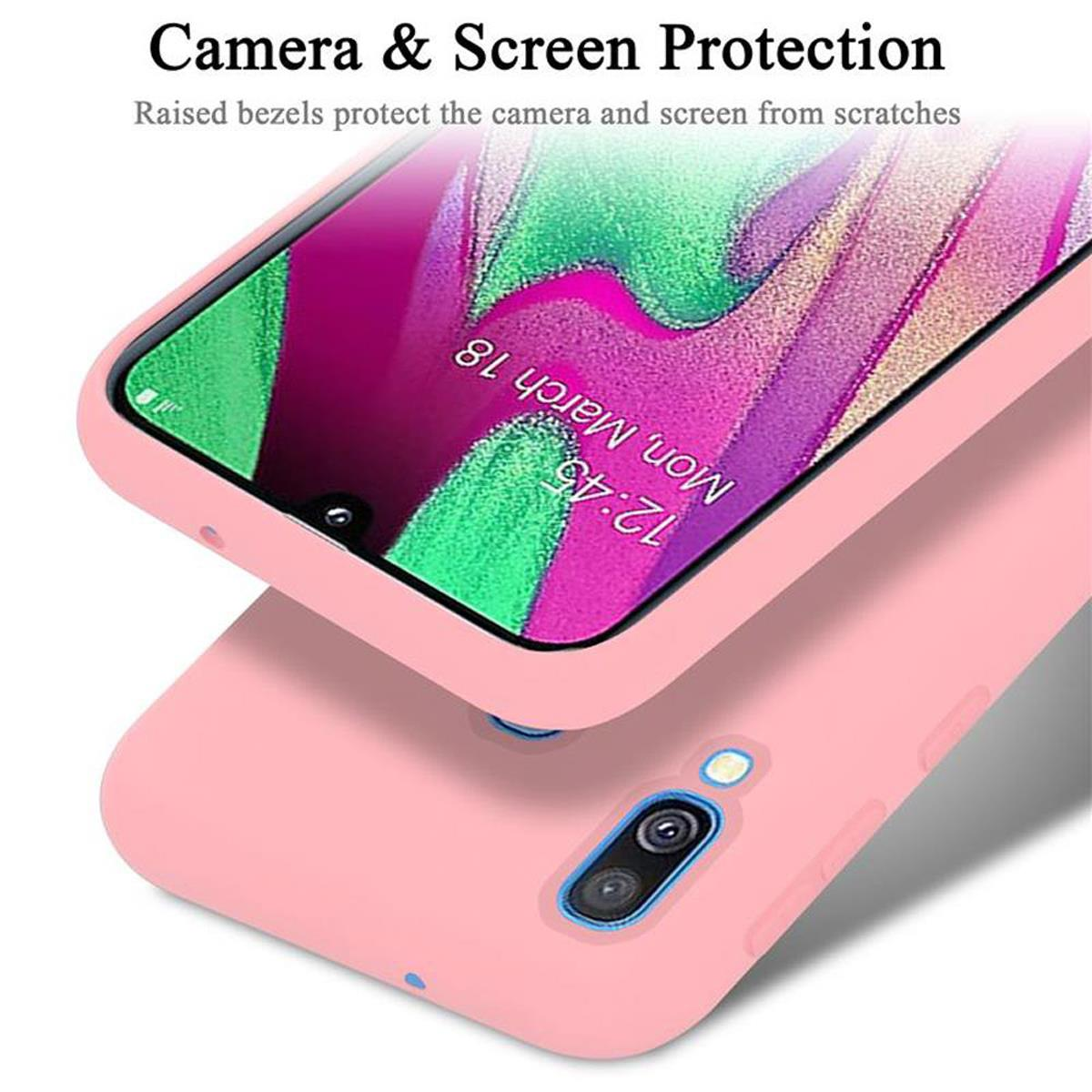 Una custodia per telefono con un telefono all'interno. La custodia è rosa, con bordi rialzati per lo schermo e la fotocamera.