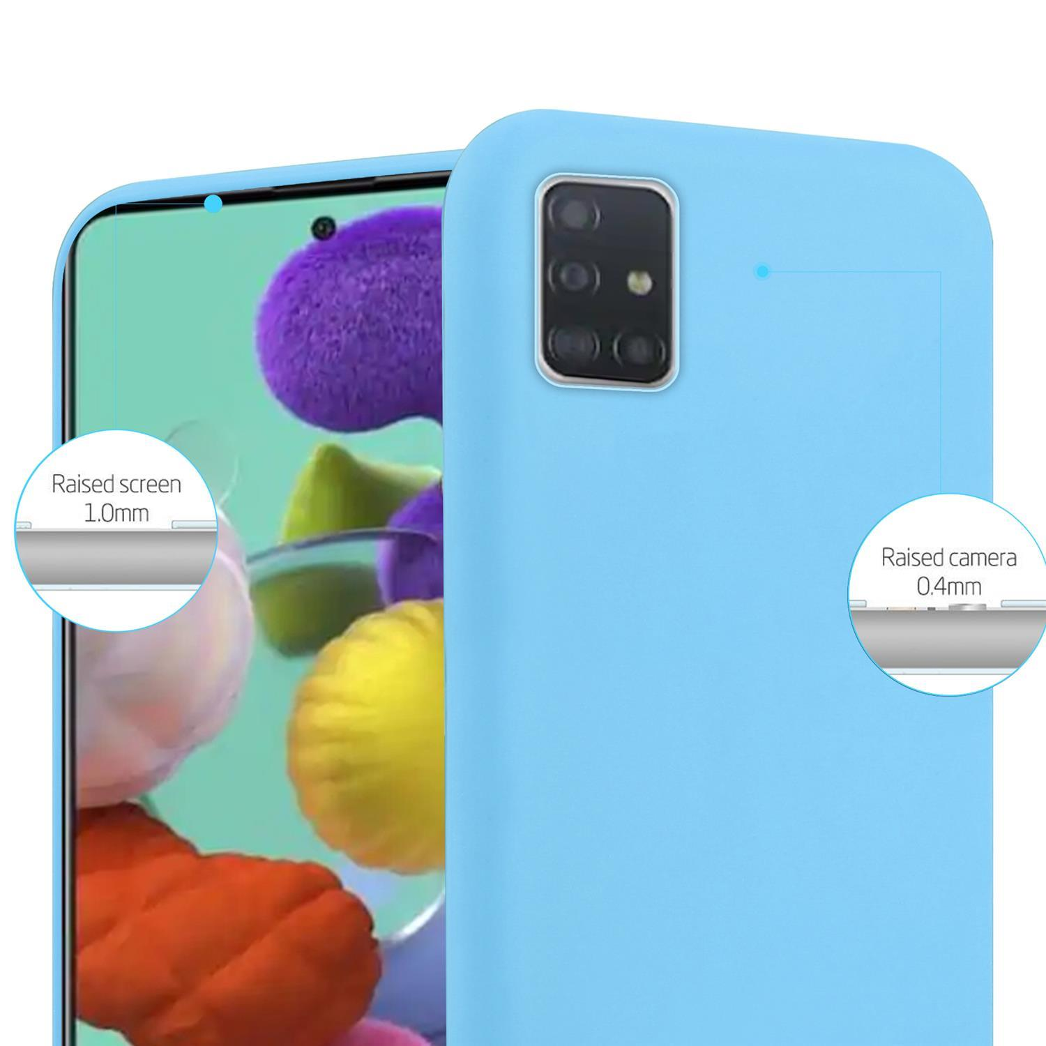 Custodia per telefono azzurra con bordi rialzati per fotocamera e schermo. Telefono visibile.