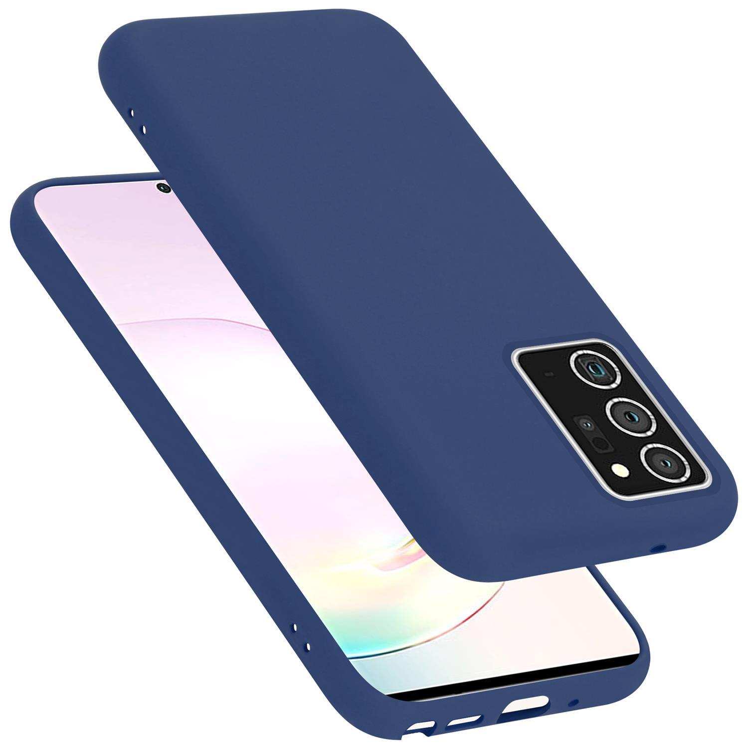 Custodia blu per telefono con telefono all'interno, angolata su sfondo bianco.