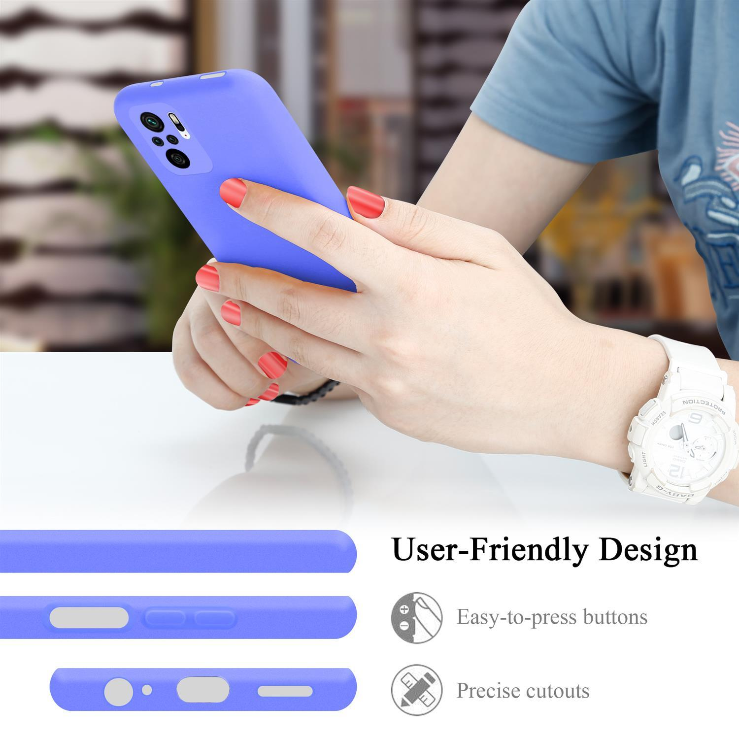 Custodia per telefono viola con le mani di una donna. Mostra i dettagli del design intuitivo.