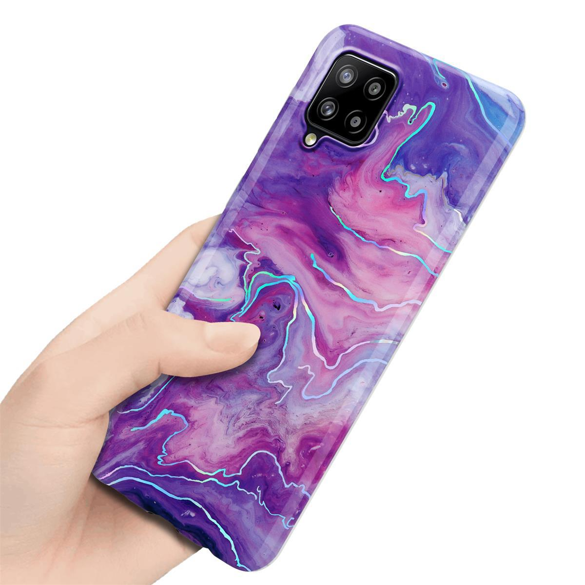 Una custodia per telefono con un design a marmo. La custodia è tenuta in mano. Lo sfondo è bianco.
