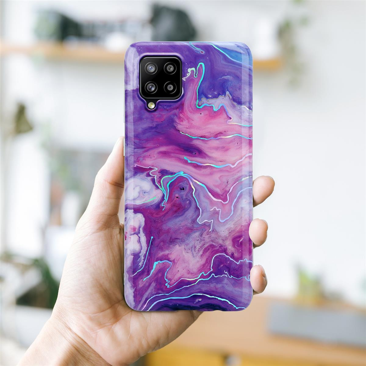 Una custodia per telefono con un design astratto viola e rosa viene tenuta. Lo sfondo è bianco.