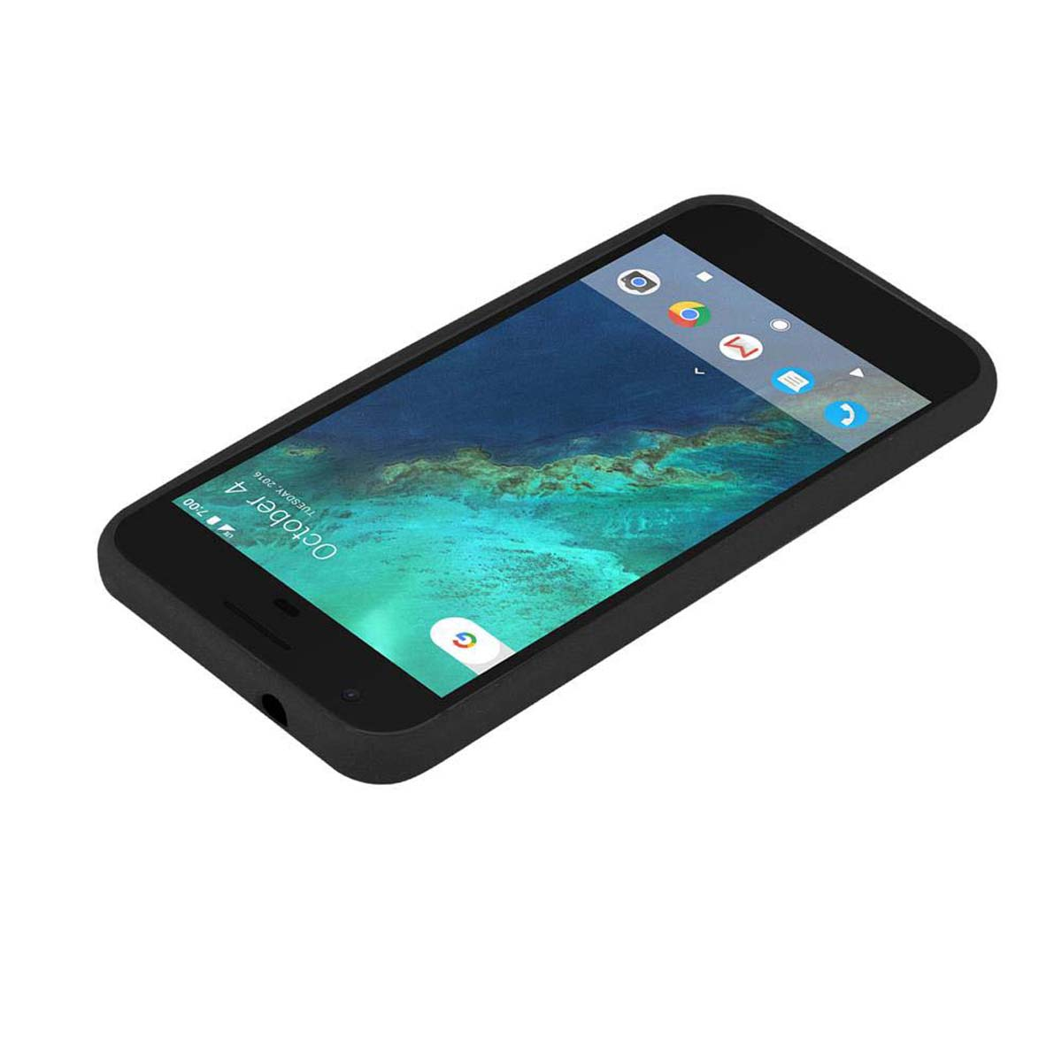 Ein schwarzes Telefon in einer Hülle auf einem Tisch, der Bildschirm ist an.