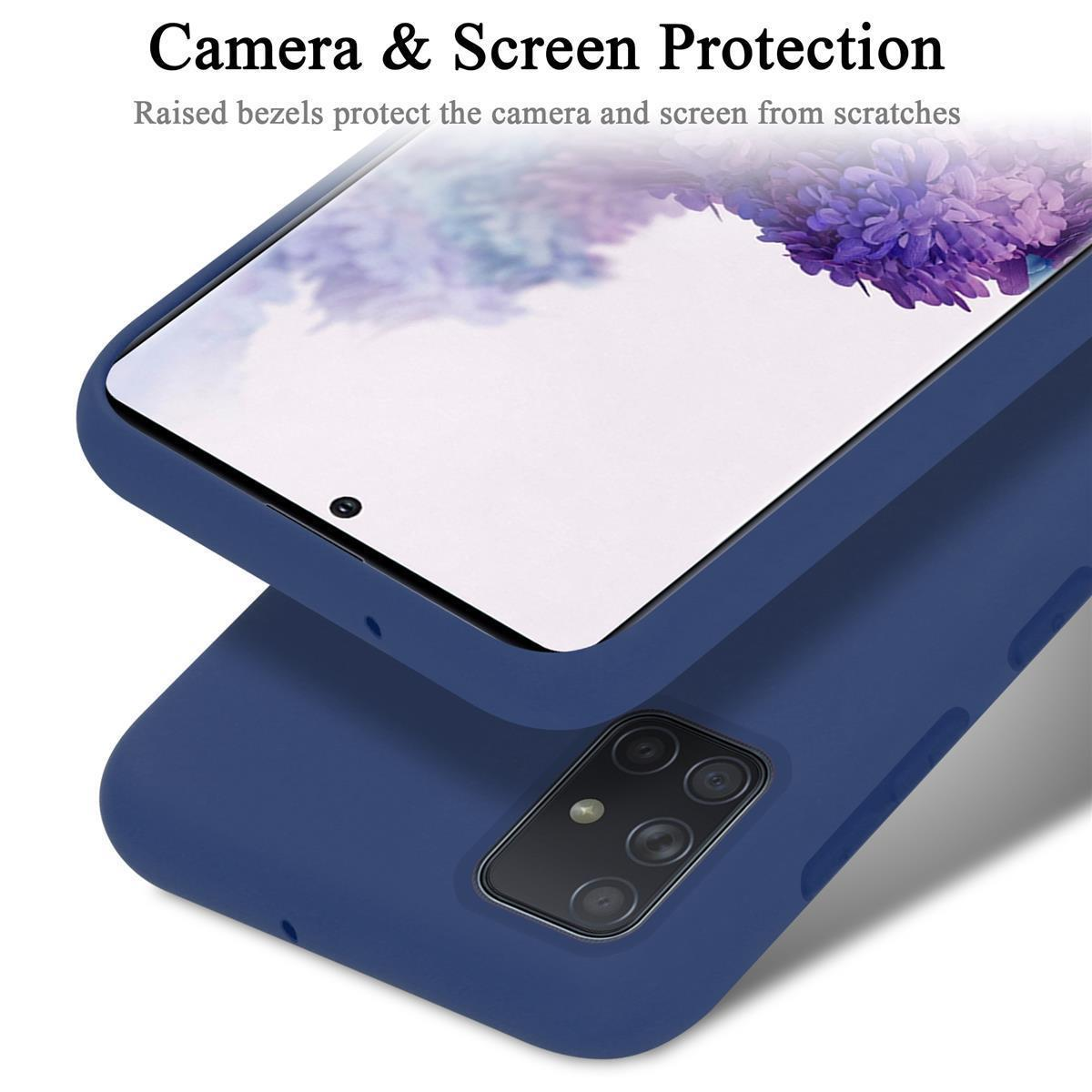 Blaue Handyhülle mit Displayschutz, schützt Kamera und Bildschirm. Die Kamera ist erhöht.