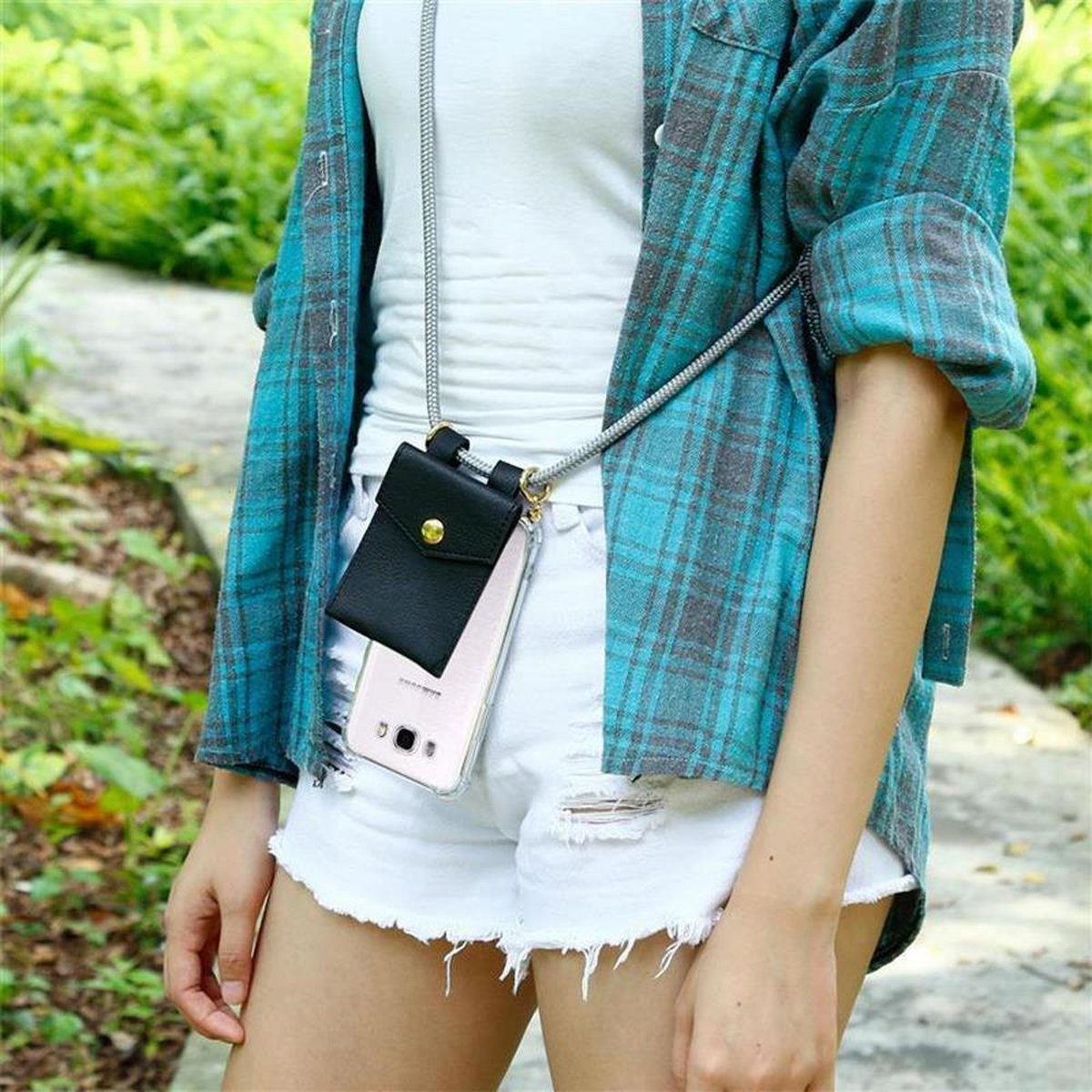 Donna con una custodia trasparente per telefono con una pochette nera e un cordino.