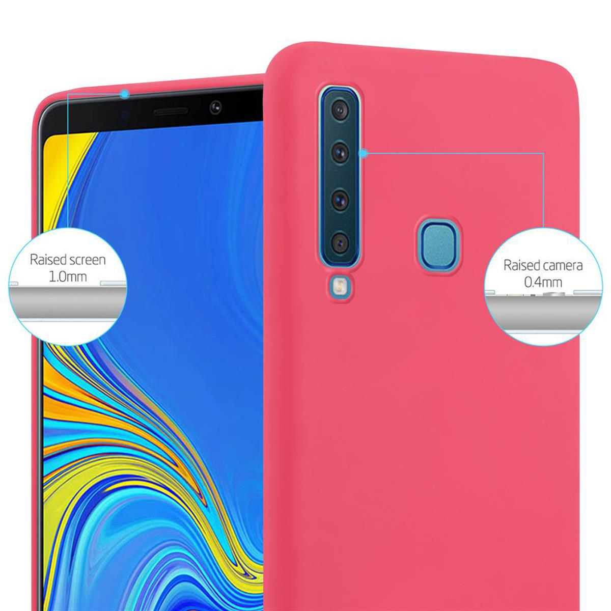 Un telefono in una custodia rosa. Il testo indica schermo e fotocamera rialzati.