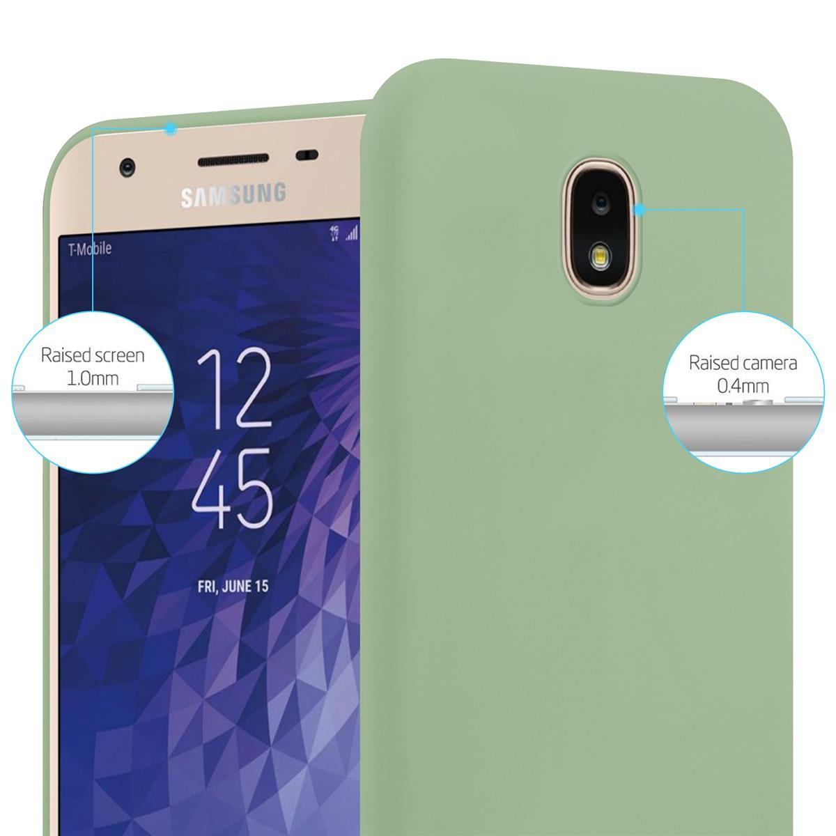 Telefono in una custodia verde. I dettagli del bordo dello schermo e della fotocamera sono evidenziati. Sfondo bianco.