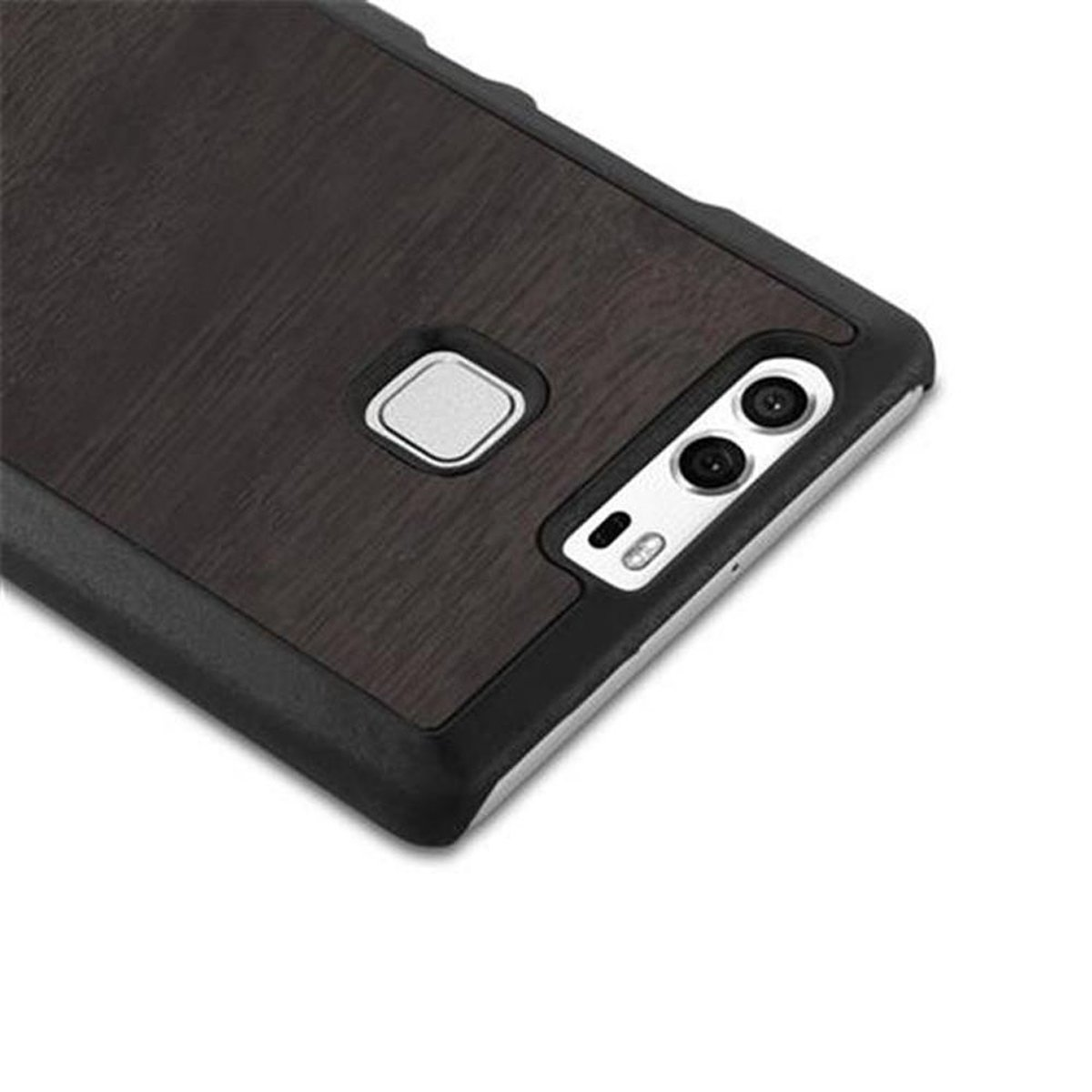 Una funda para teléfono. La funda es de color marrón oscuro con bordes negros. Fondo blanco.