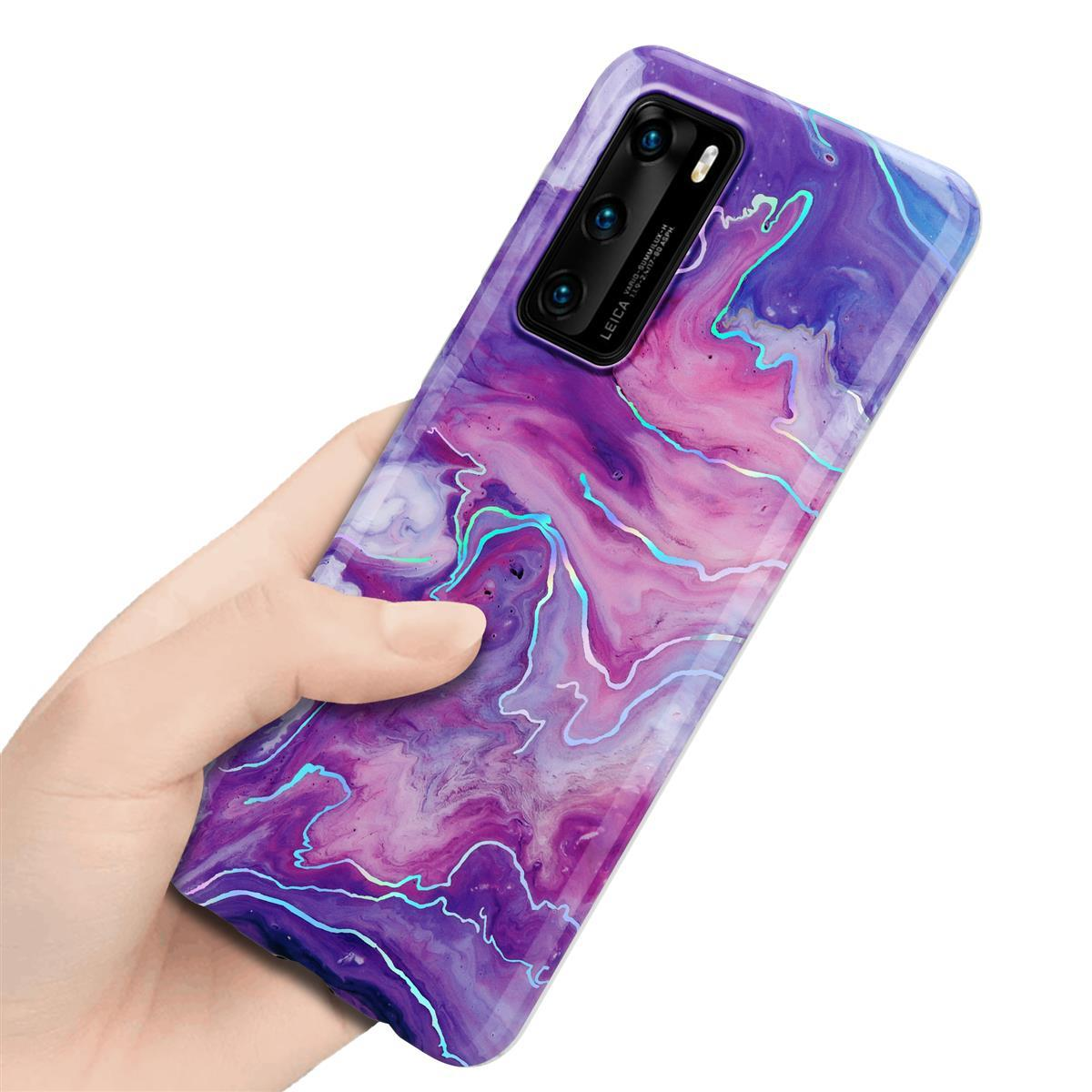 Mano che tiene una custodia per telefono con un design a marmo viola, rosa e blu.
