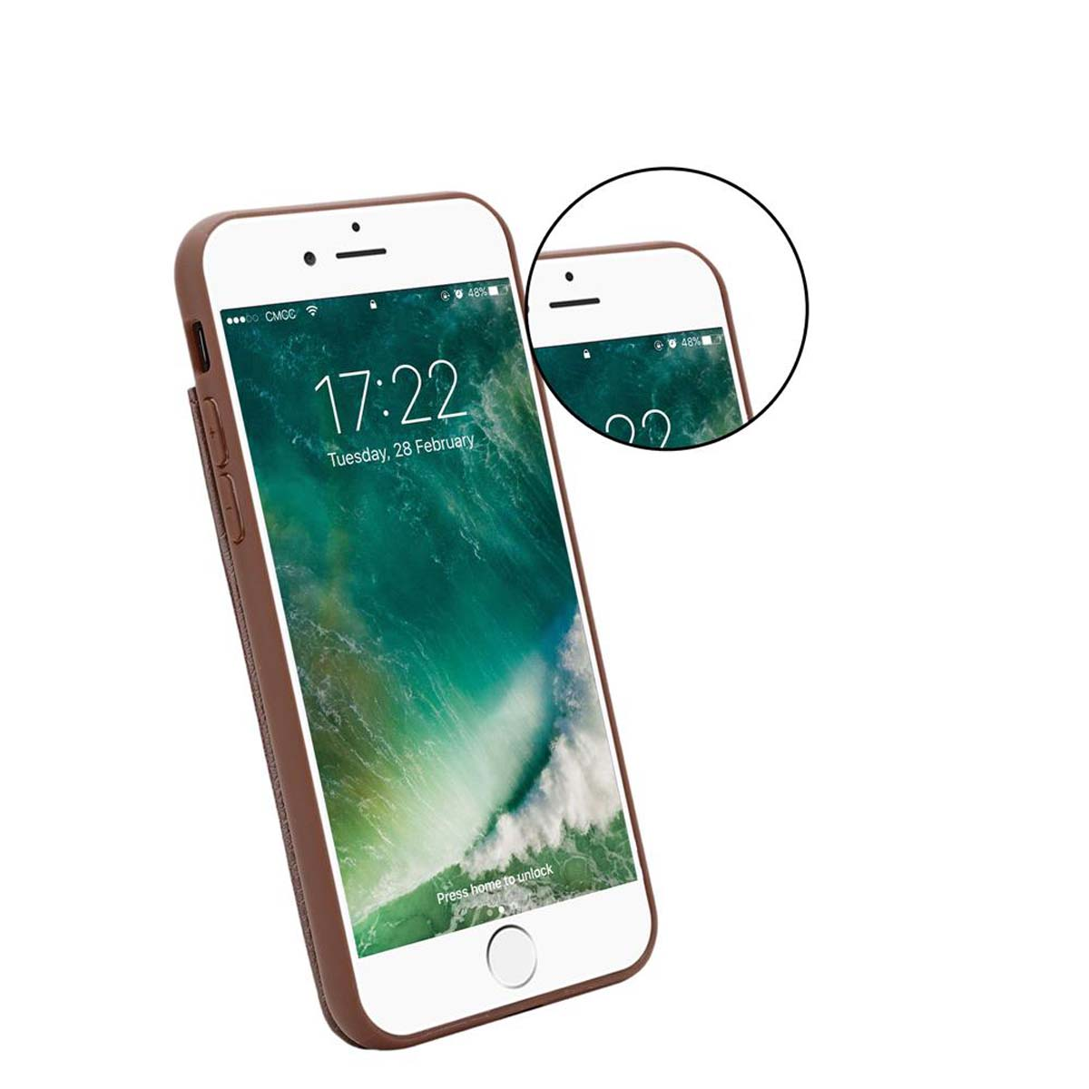 Un teléfono que muestra la hora '17:22' en una funda marrón, con un primer plano de la esquina superior derecha.