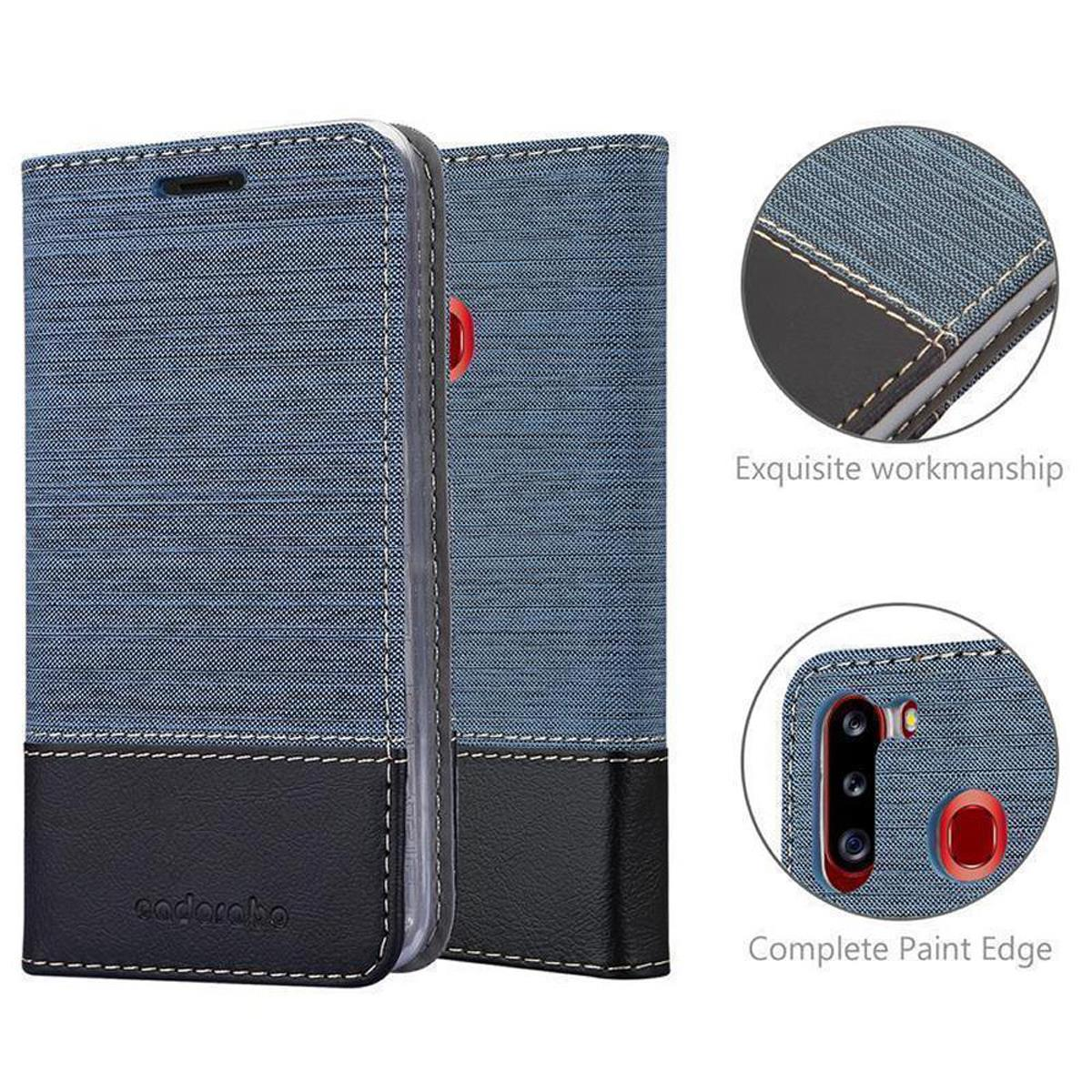 Una custodia per telefono in denim blu con base nera, che mostra i dettagli della lavorazione e del bordo della fotocamera, con un telefono all'interno.