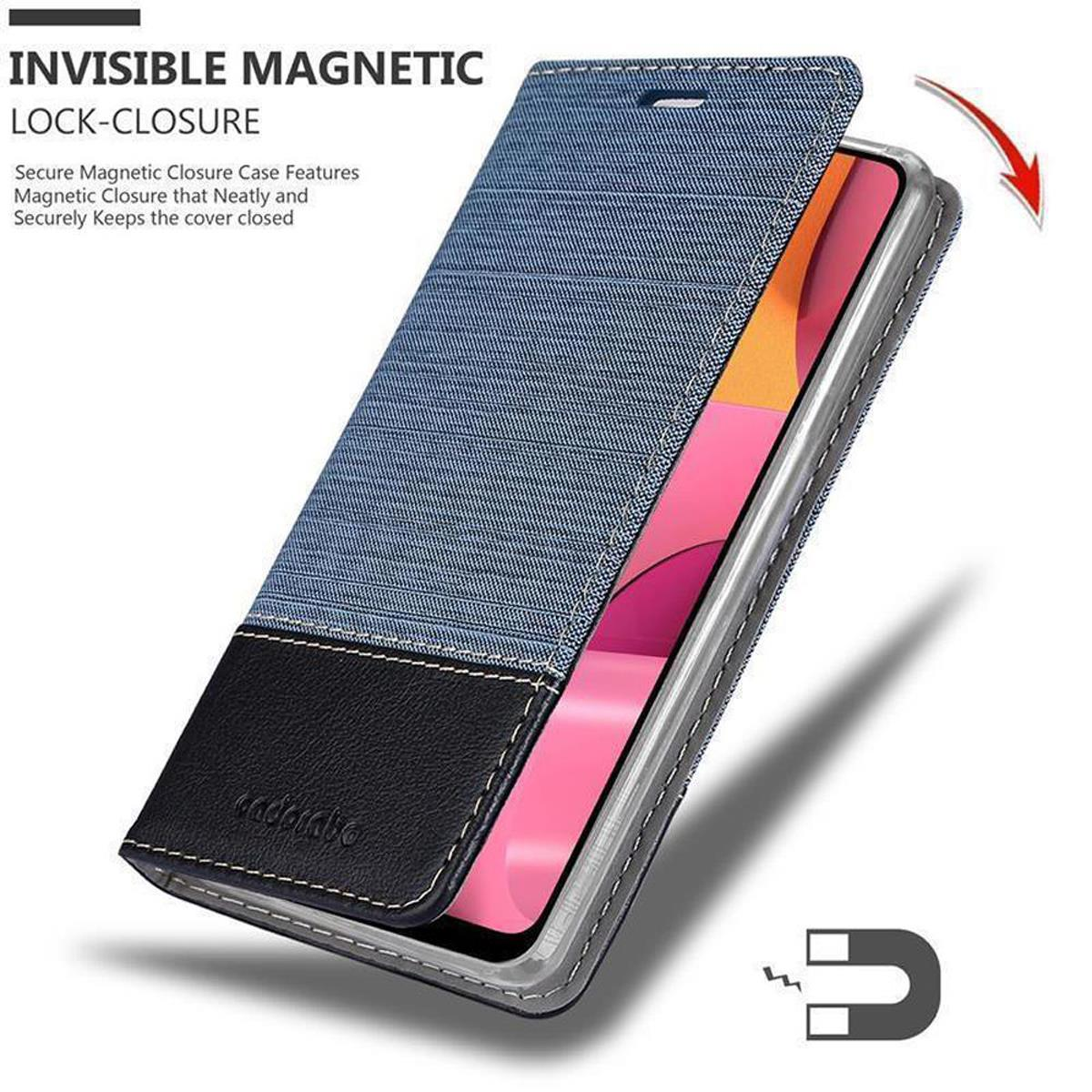 Custodia per telefono aperta che mostra il telefono. La custodia è blu con trama denim. Icona magnete.
