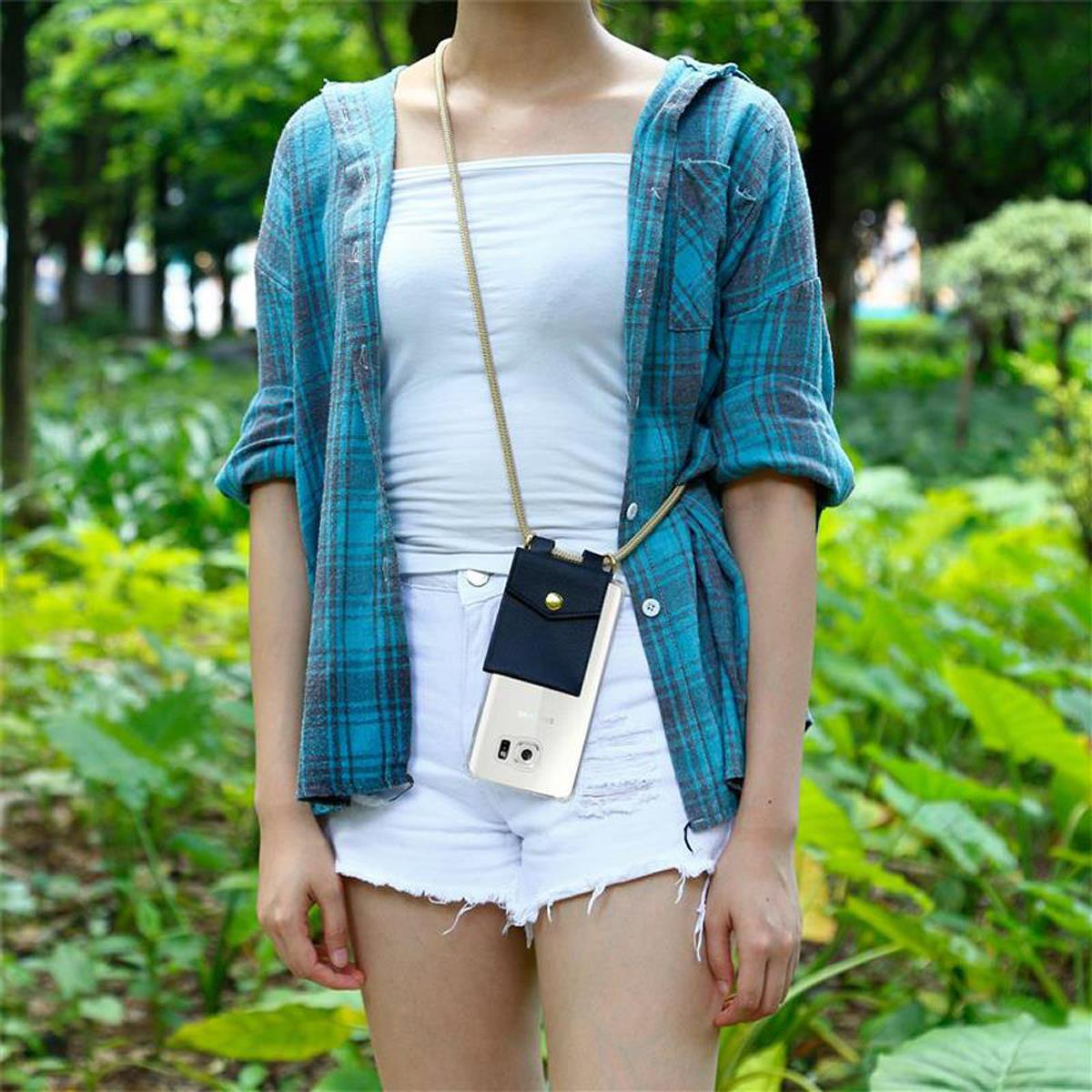 Donna con camicia a quadri blu, top bianco, pantaloncini bianchi e custodia per telefono con cinturino.