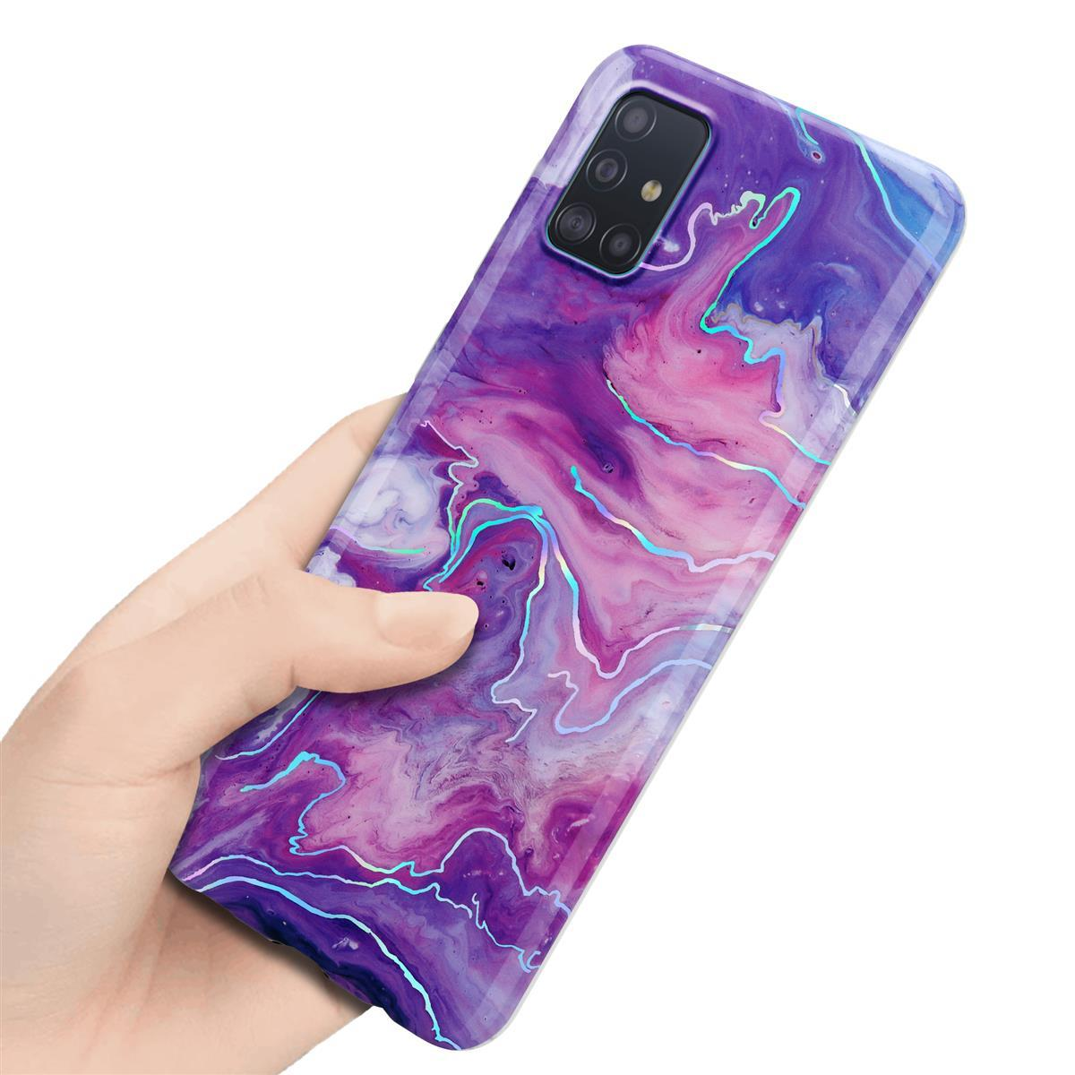 Una mano tiene un telefono con una custodia con motivo marmorizzato. La custodia è viola, rosa e blu.