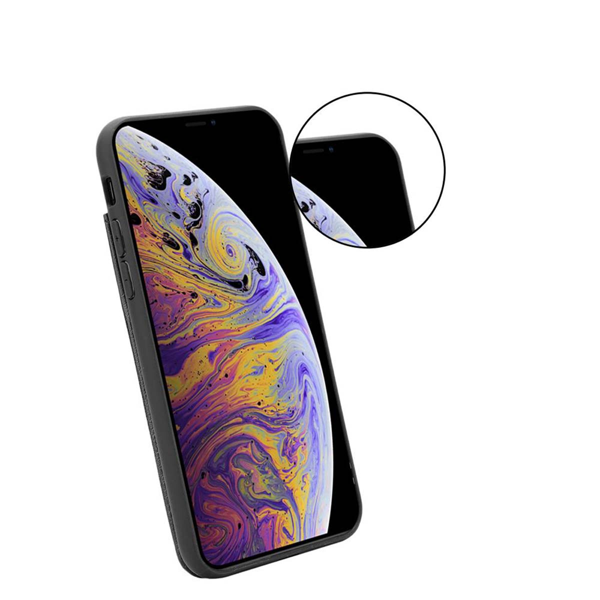 Telefon in einer Hülle mit buntem Bildschirm. Das Telefon ist zum Betrachter hin abgewinkelt. Weißer Hintergrund.