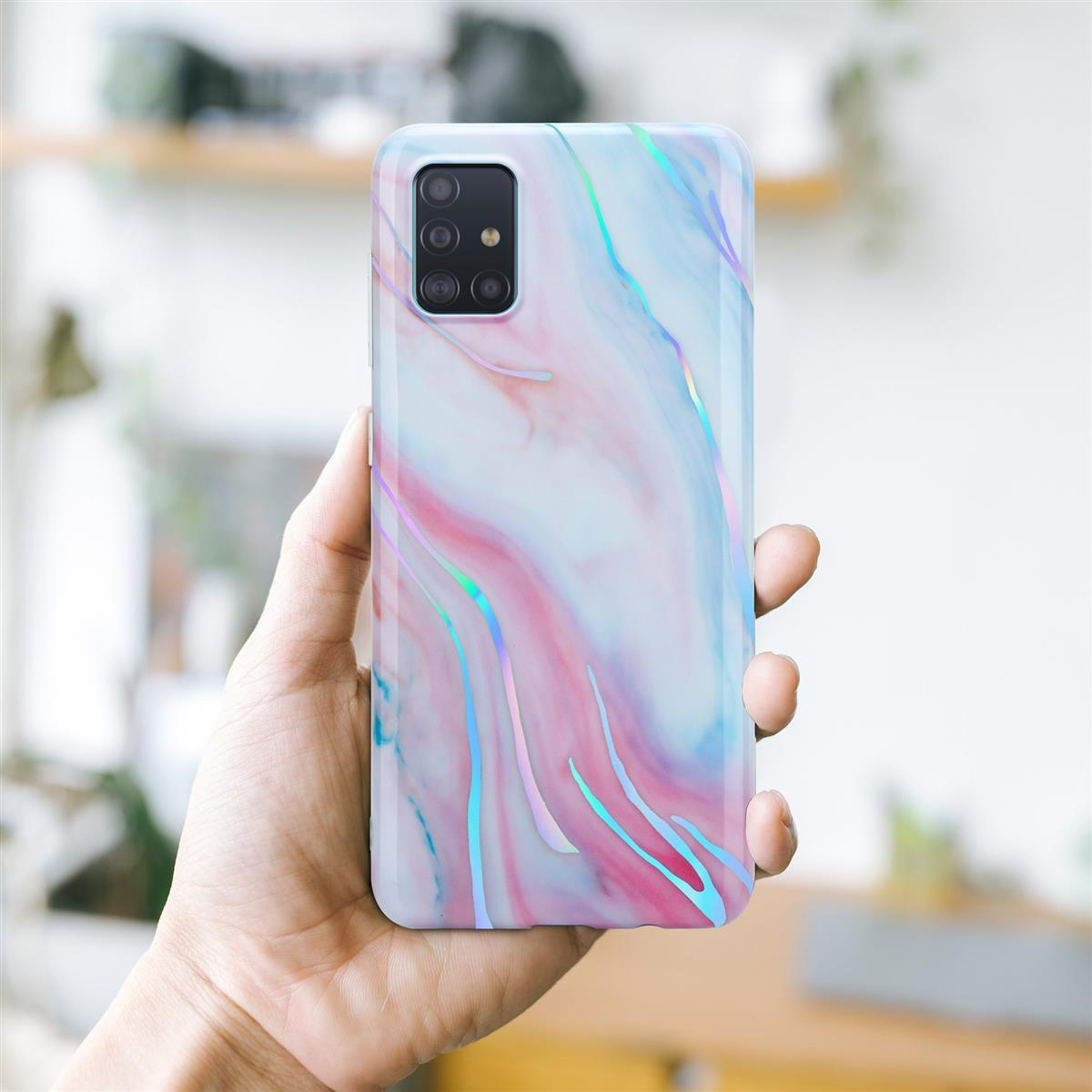 Una mano che tiene un telefono in una custodia con un design marmorizzato. Il telefono è nella custodia, su sfondo bianco.