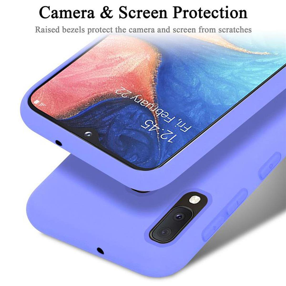 Una custodia per telefono viola con lo schermo del telefono visibile. Il testo sullo schermo indica la data e l'ora.