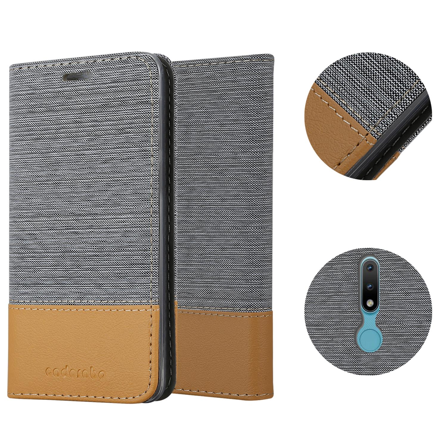 Eine Handyhülle mit grauem und braunem Stoffdesign, offen und geschlossen, mit Detailaufnahmen des Materials und der Handykamera.