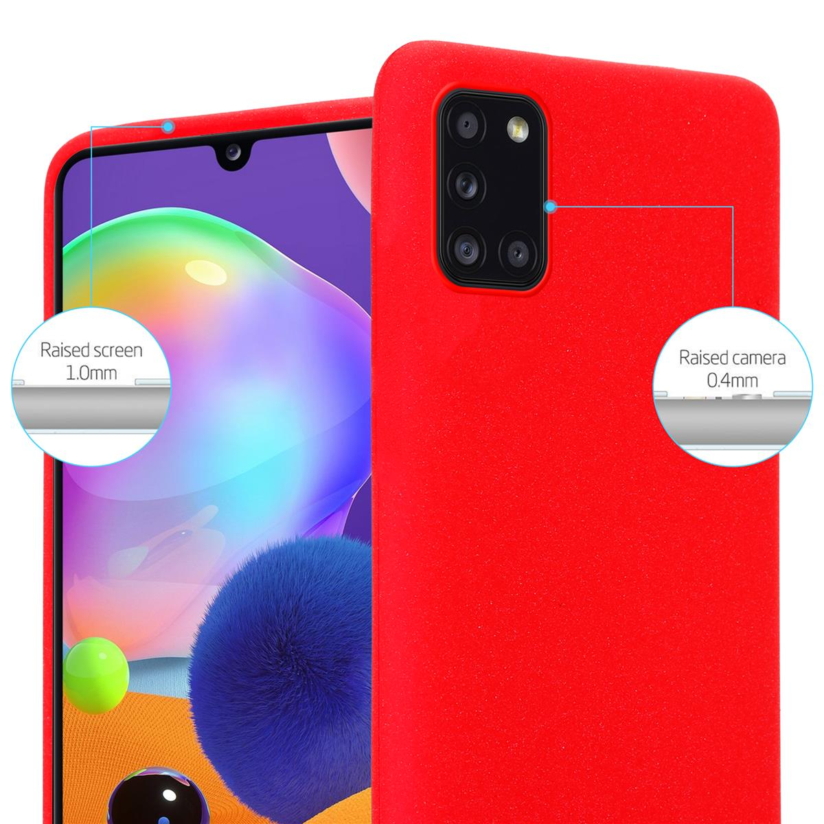 Un telefono in una custodia rossa con un evidenziatore rosso per fotocamera e schermo. Il telefono è rosso.