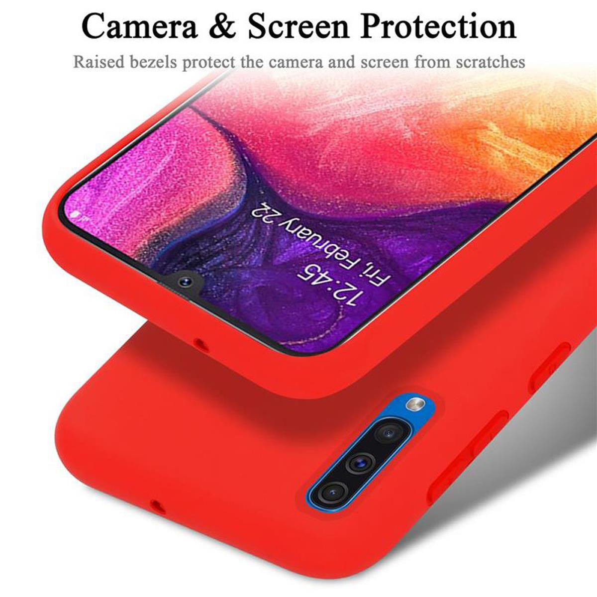 Eine rote Handyhülle bedeckt ein Telefon. Kamera und Bildschirm sind geschützt. Der Bildschirm zeigt Uhrzeit und Datum.