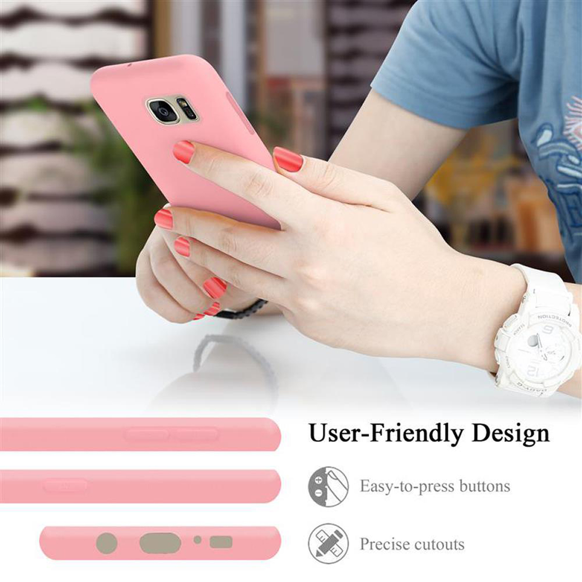 Die Hand einer Person, die ein pinkfarbenes Telefon mit einer pinkfarbenen Hülle hält. Das Telefon liegt auf einer weißen Oberfläche.