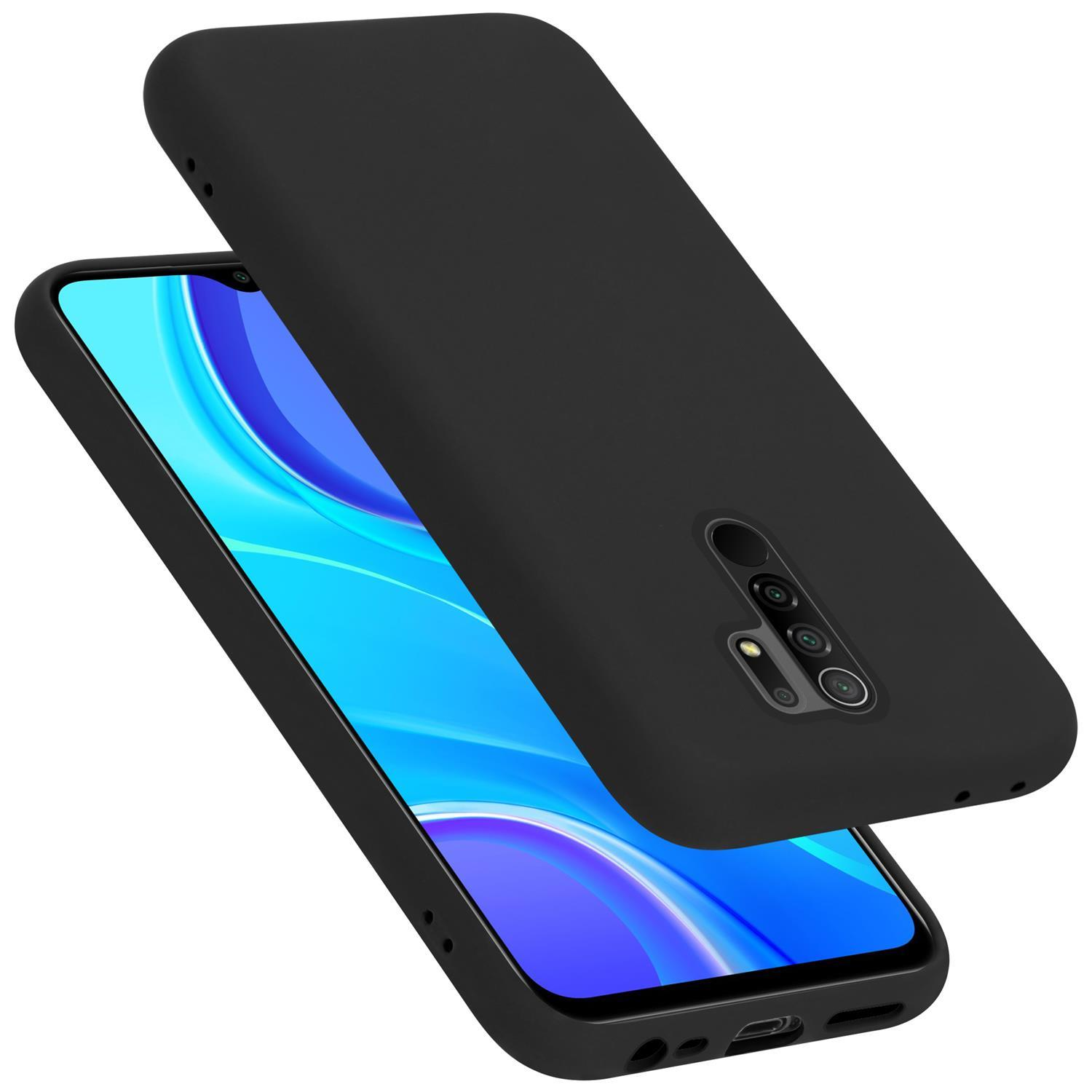 Custodia nera sopra un telefono. La custodia copre il telefono. Schermo blu sul telefono.