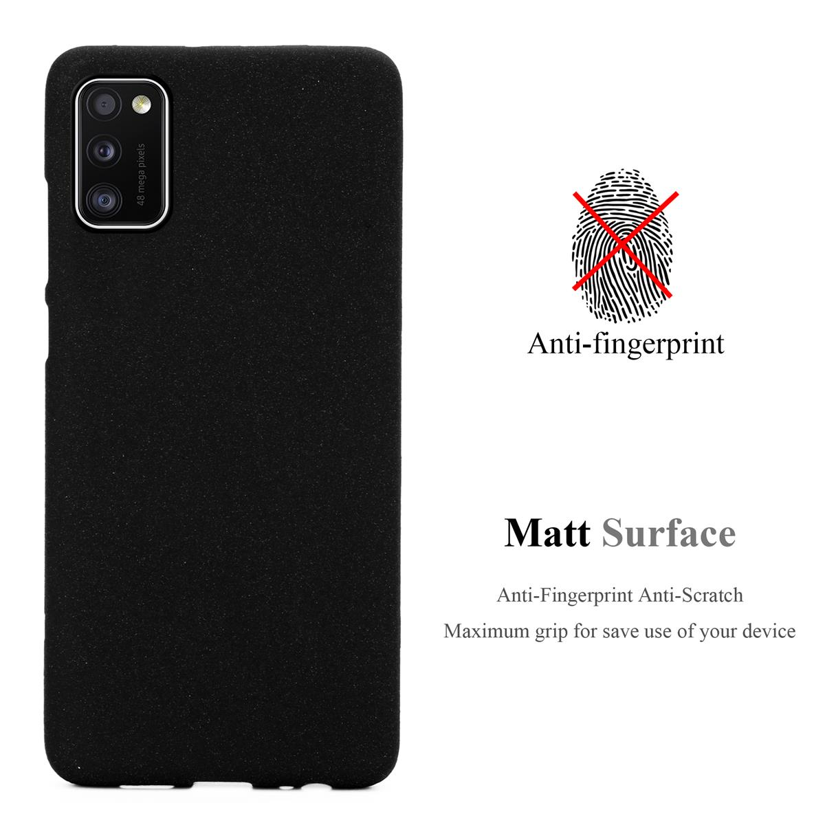 Custodia per telefono nera con superficie opaca, resistente alle impronte digitali. Sfondo bianco con testo.