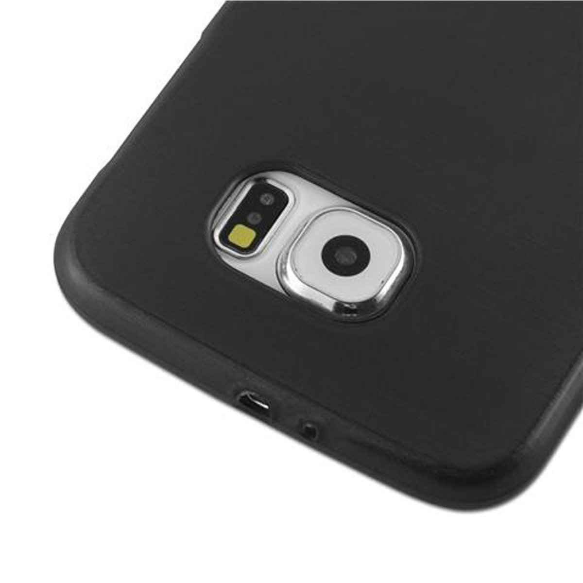 Primo piano di una custodia nera per telefono con fotocamera, con una piccola porta.