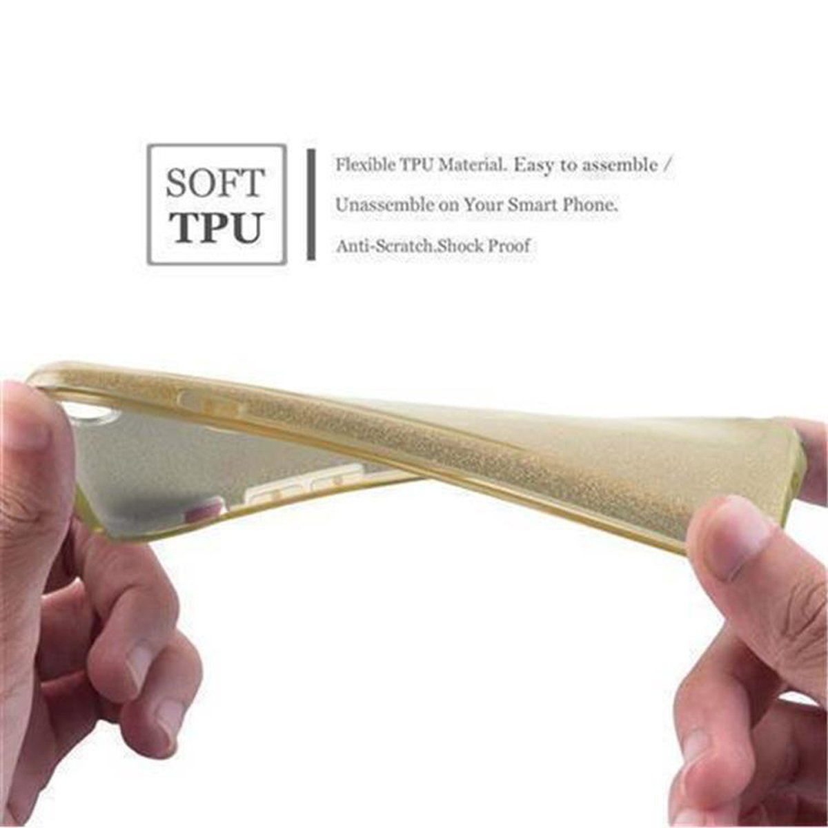 Mano sosteniendo una funda dorada, mostrando flexibilidad. Material TPU suave.