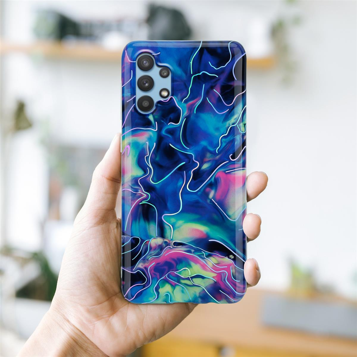 Una mano che tiene un telefono con una custodia astratta blu e rosa.