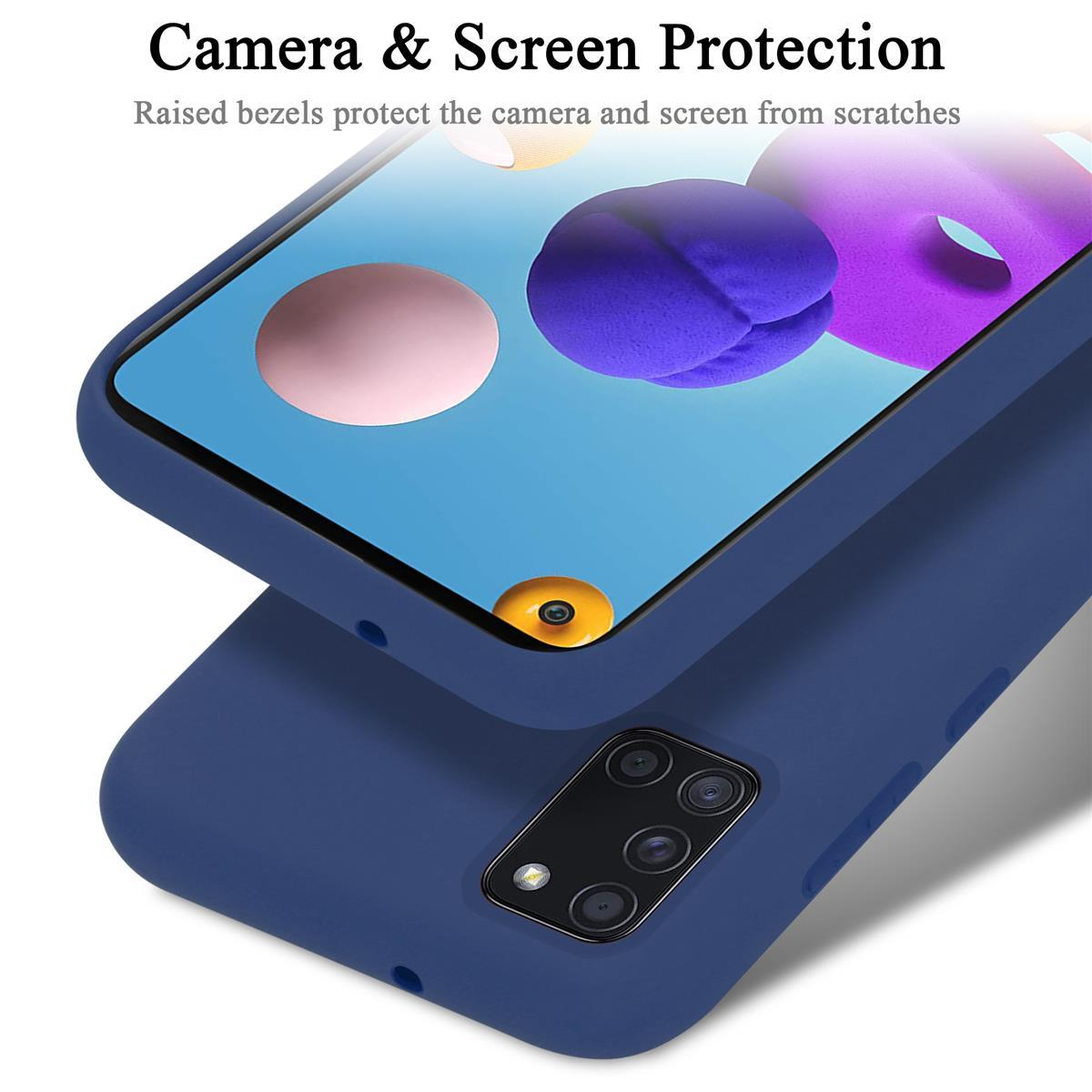 Una custodia blu protegge un telefono, primo piano. Lo schermo mostra uno sfondo colorato.