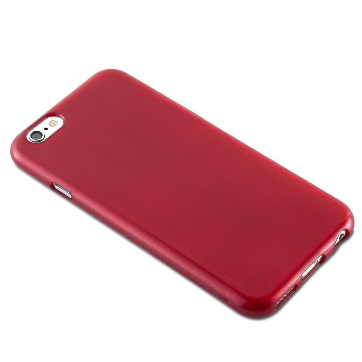 Funda roja para teléfono. Toma en ángulo. La funda tiene recortes para cámara y botones.