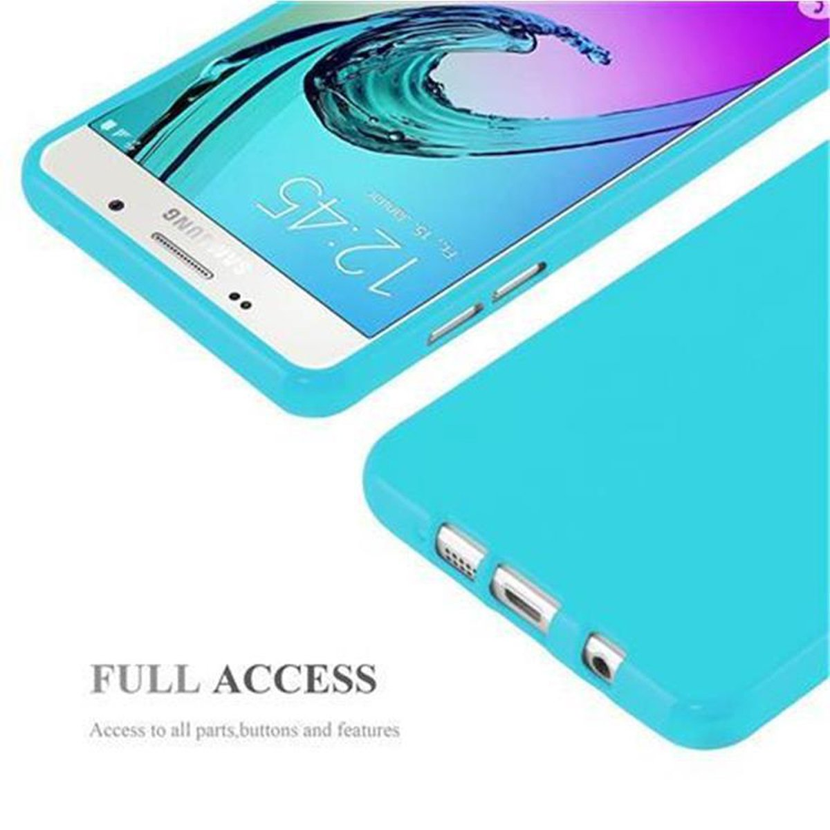 Telefono in una custodia blu. La custodia ha ritagli. Sfondo bianco.