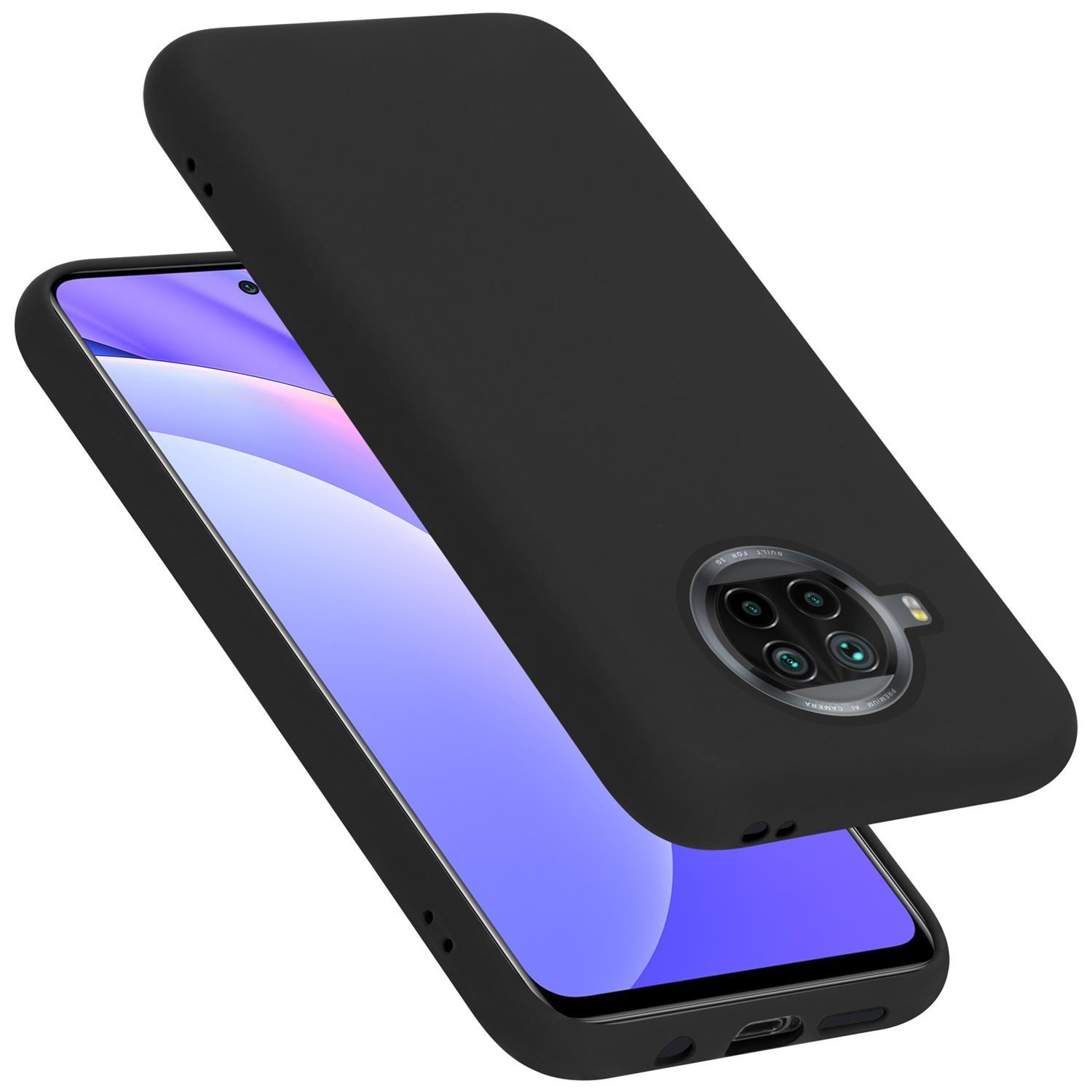 Schwarze Handyhülle. Das Telefon befindet sich in der Hülle, leicht nach oben geneigt, mit sichtbarer Kamera.