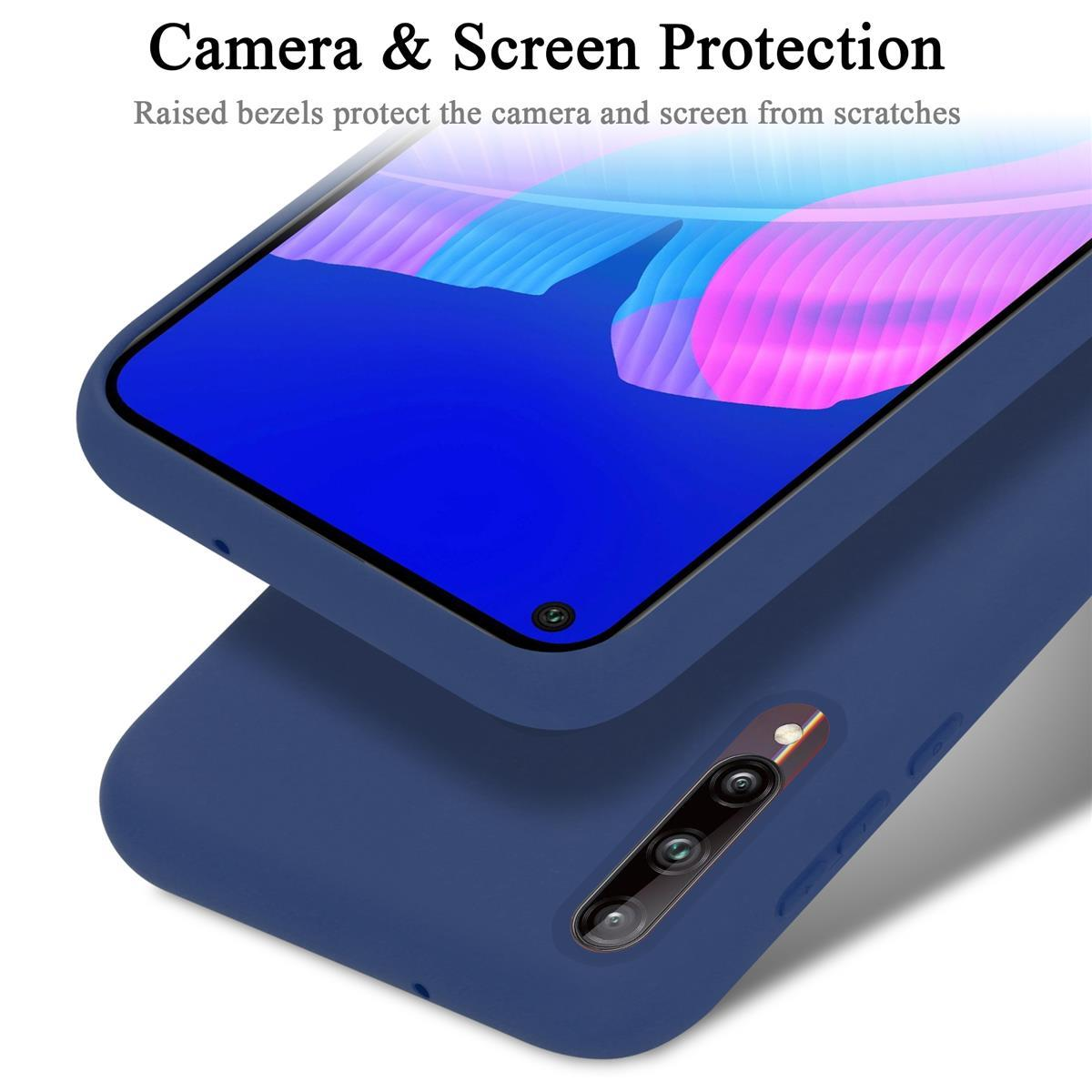 Una custodia blu protegge lo schermo del telefono. Testo: 'Protezione fotocamera e schermo'.