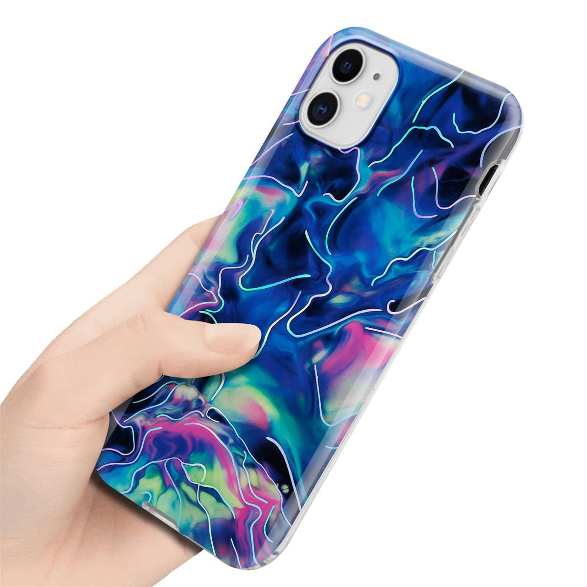 Mano che tiene una custodia per telefono con un design astratto blu, rosa e verde su sfondo bianco.