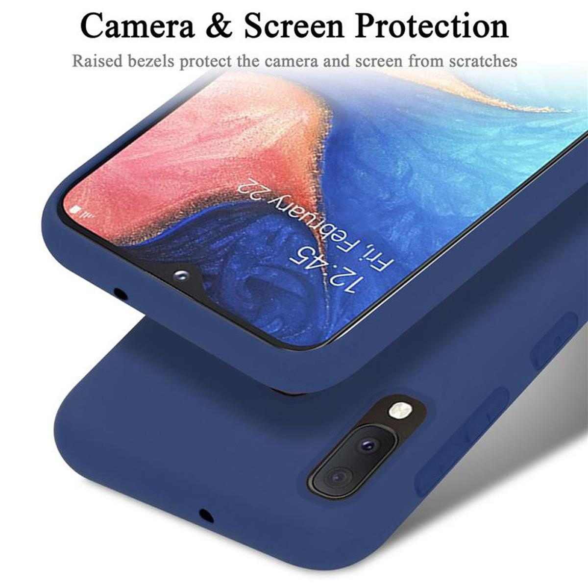 Una custodia blu navy per telefono, che mostra la superficie e lo schermo del telefono da un'angolazione ravvicinata.