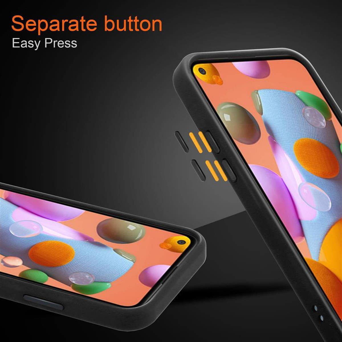 Primo piano di due smartphone. Custodie nere con pulsanti arancioni e sfondo nero.