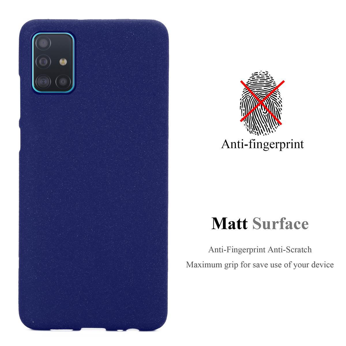 Una custodia per telefono blu scuro con un rilievo della fotocamera blu e uno sfondo bianco.