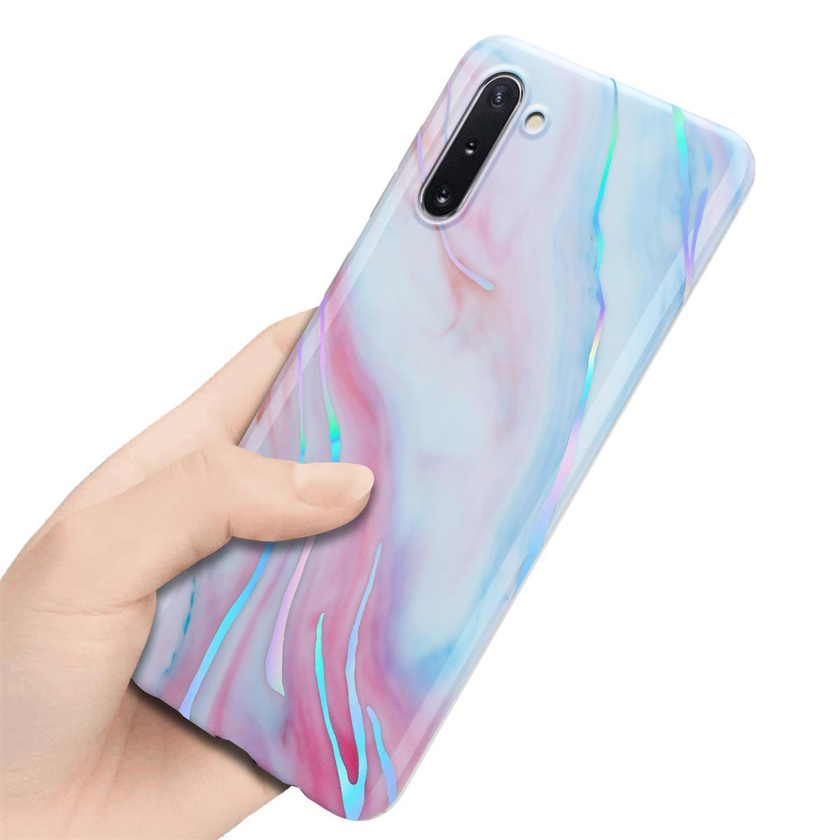 Mano che tiene un telefono con custodia marmorizzata, colori blu e viola.