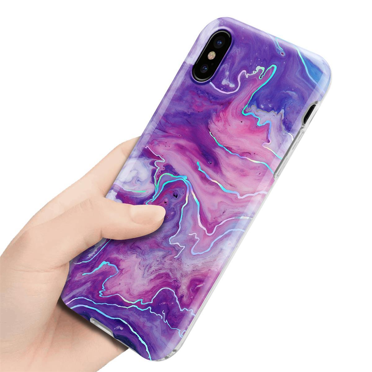 Mano che tiene un telefono con una custodia dal design in marmo viola. Accenti blu sulla custodia.