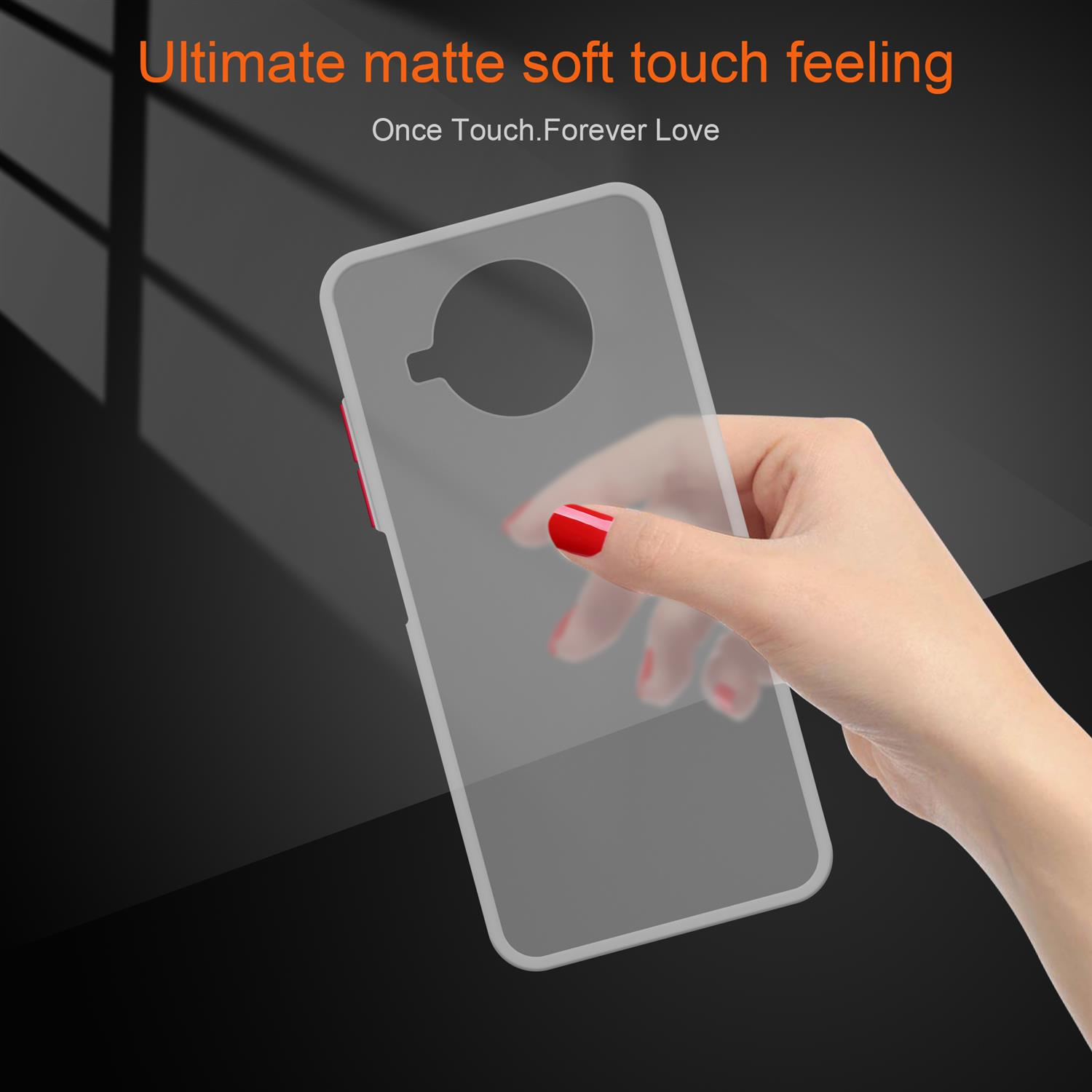 Eine Hand, die eine Handyhülle hält. Sie ist matt und transparent mit rotem Akzent, auf dunklem Hintergrund.