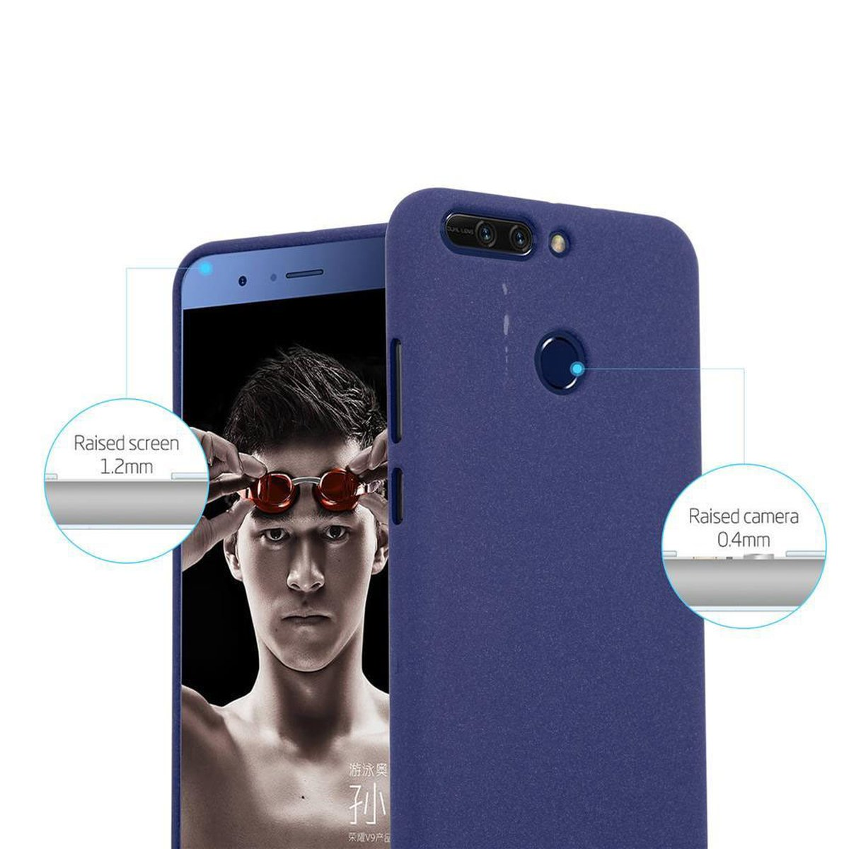 Custodia per telefono blu con un uomo con occhiali sullo schermo del telefono. Testi: Schermo rialzato 1,2 mm, fotocamera 0,4 mm.