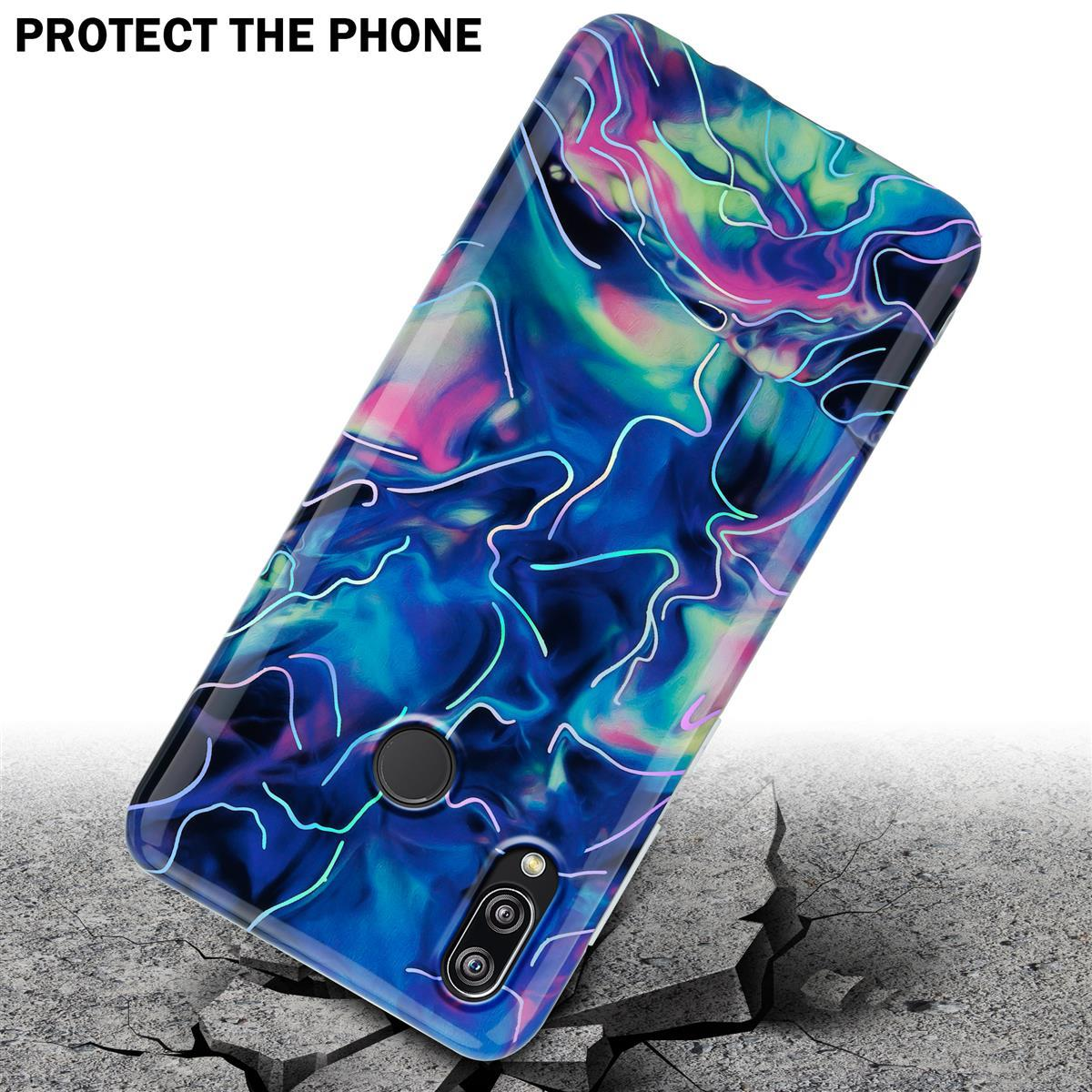 Una custodia per telefono con un design colorato su una superficie incrinata. Il testo dice PROTEGGI IL TELEFONO.