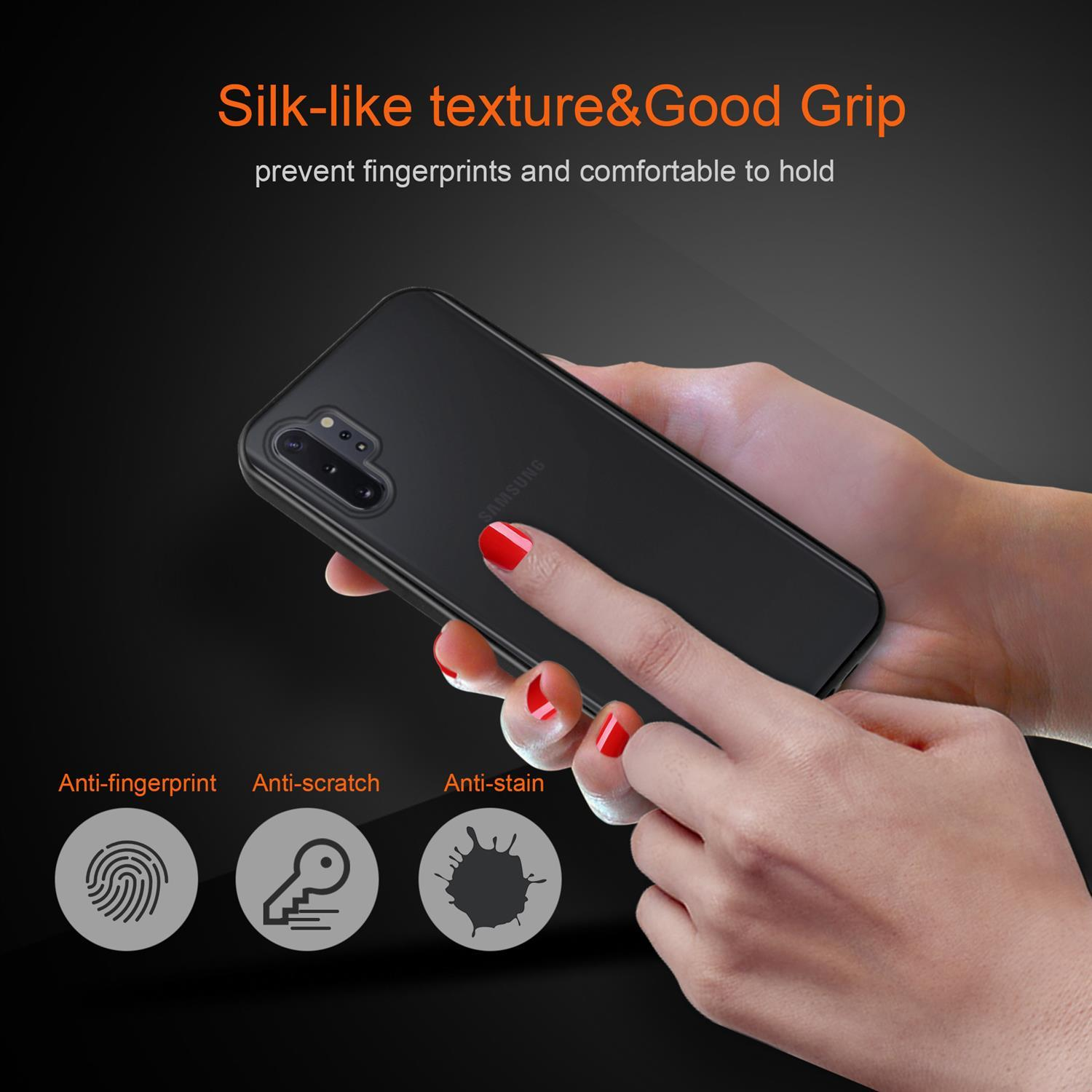 Mani che tengono un telefono nero con custodia, con testo su texture simile alla seta e anti-caratteristiche.
