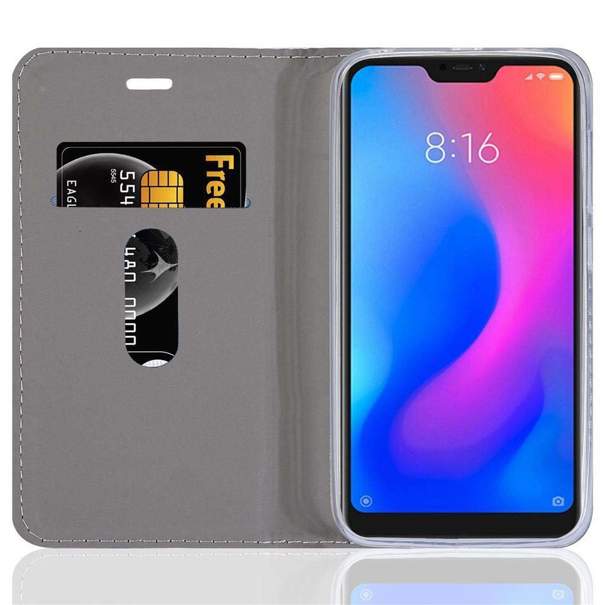 Ein Telefon in einer offenen Brieftaschenhülle mit einer Kreditkarte. Das Telefon zeigt einen Bildschirm an.